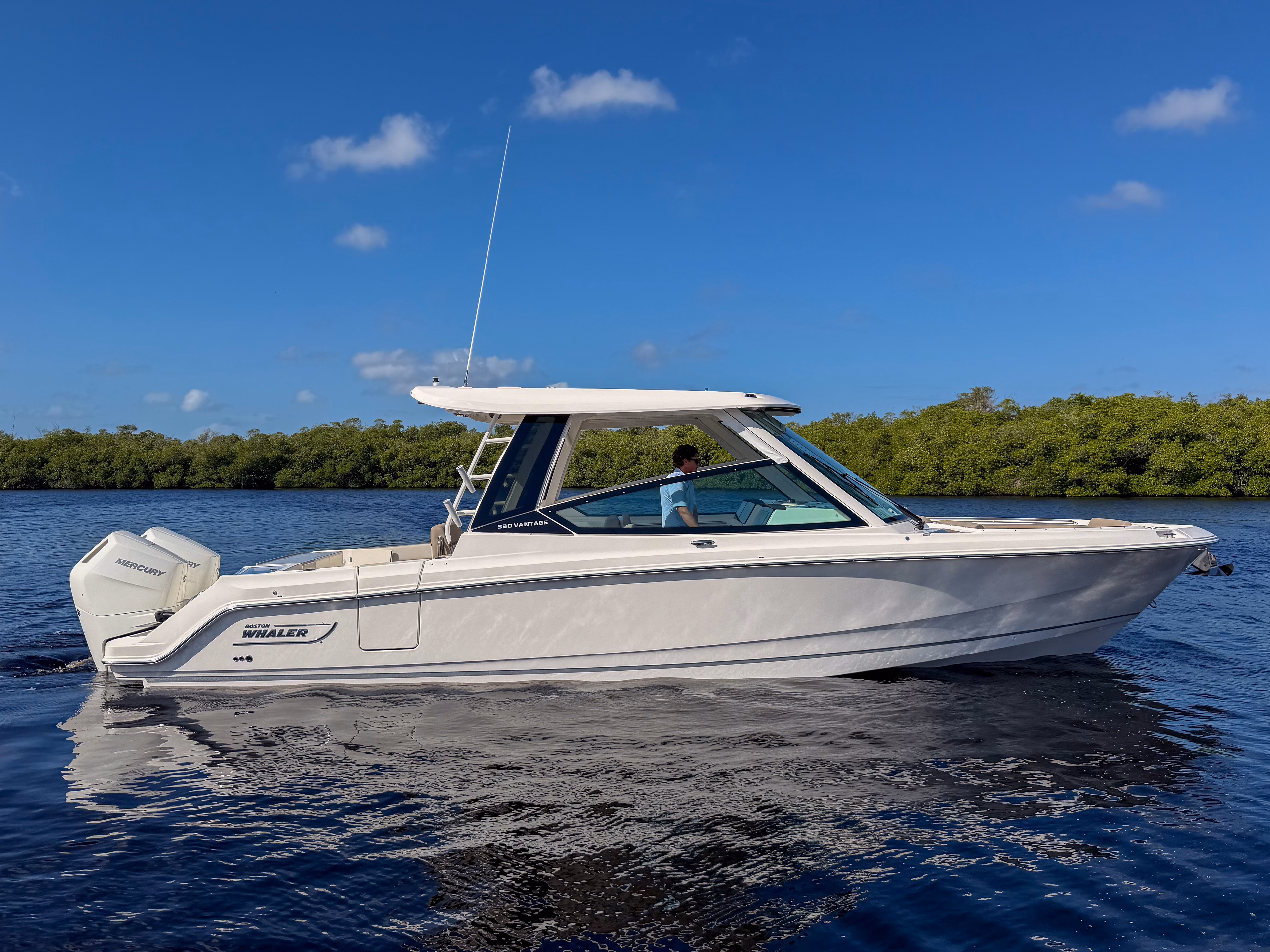 2027 Boston Whaler 330 Vantage