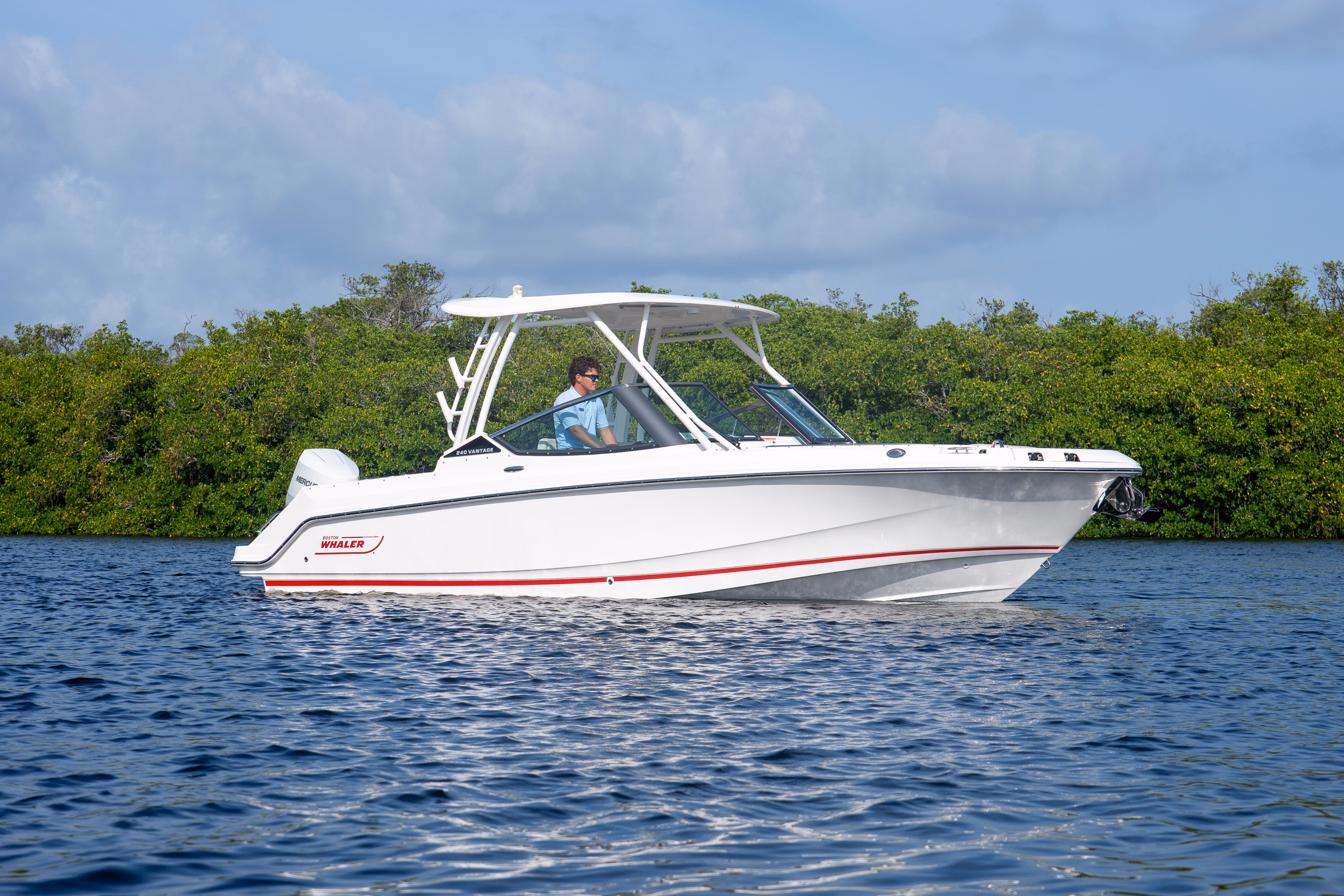 2026 Boston Whaler 240 Vantage