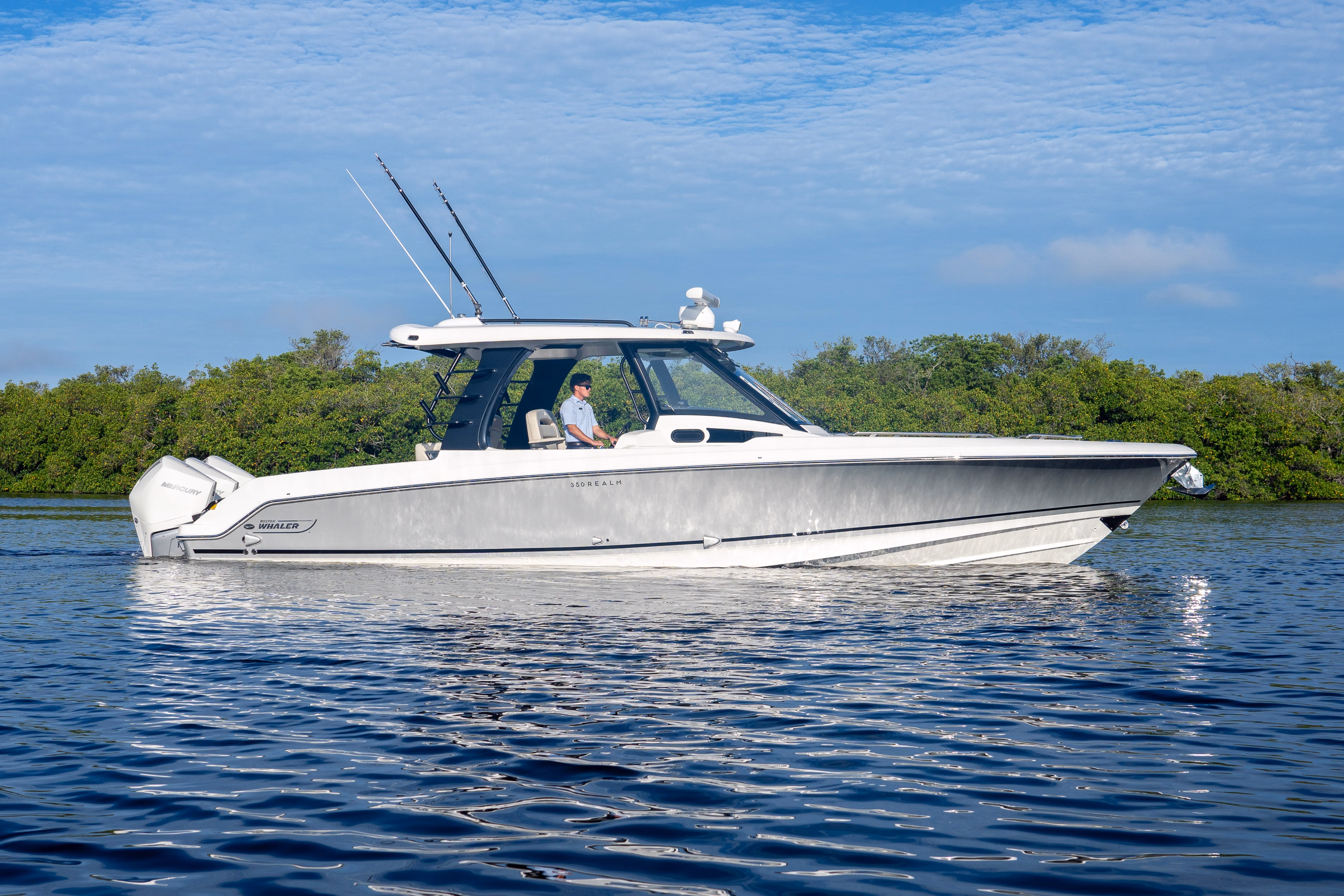 2022 Boston Whaler 350 Realm