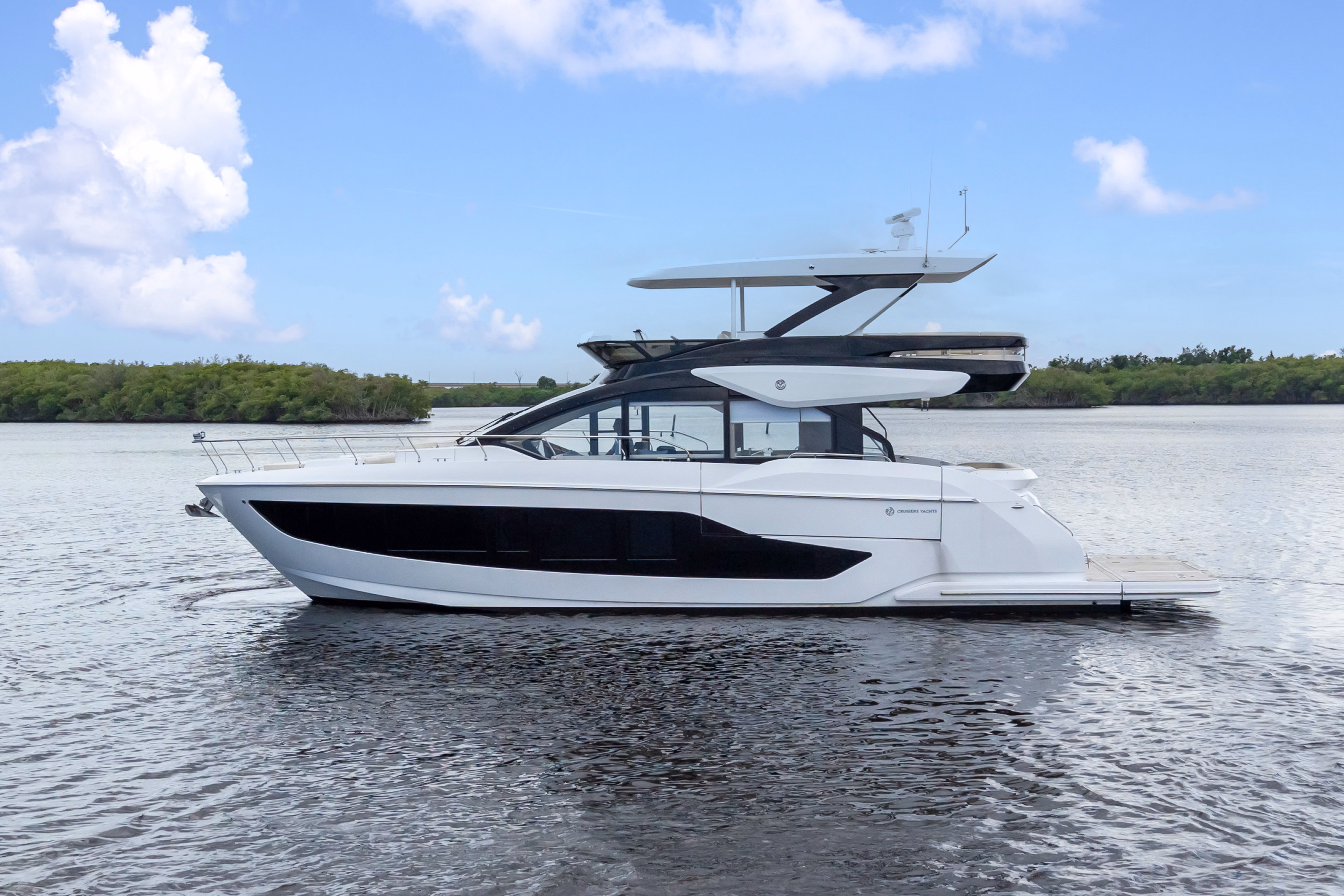 2026 Cruisers Yachts 57 FLY