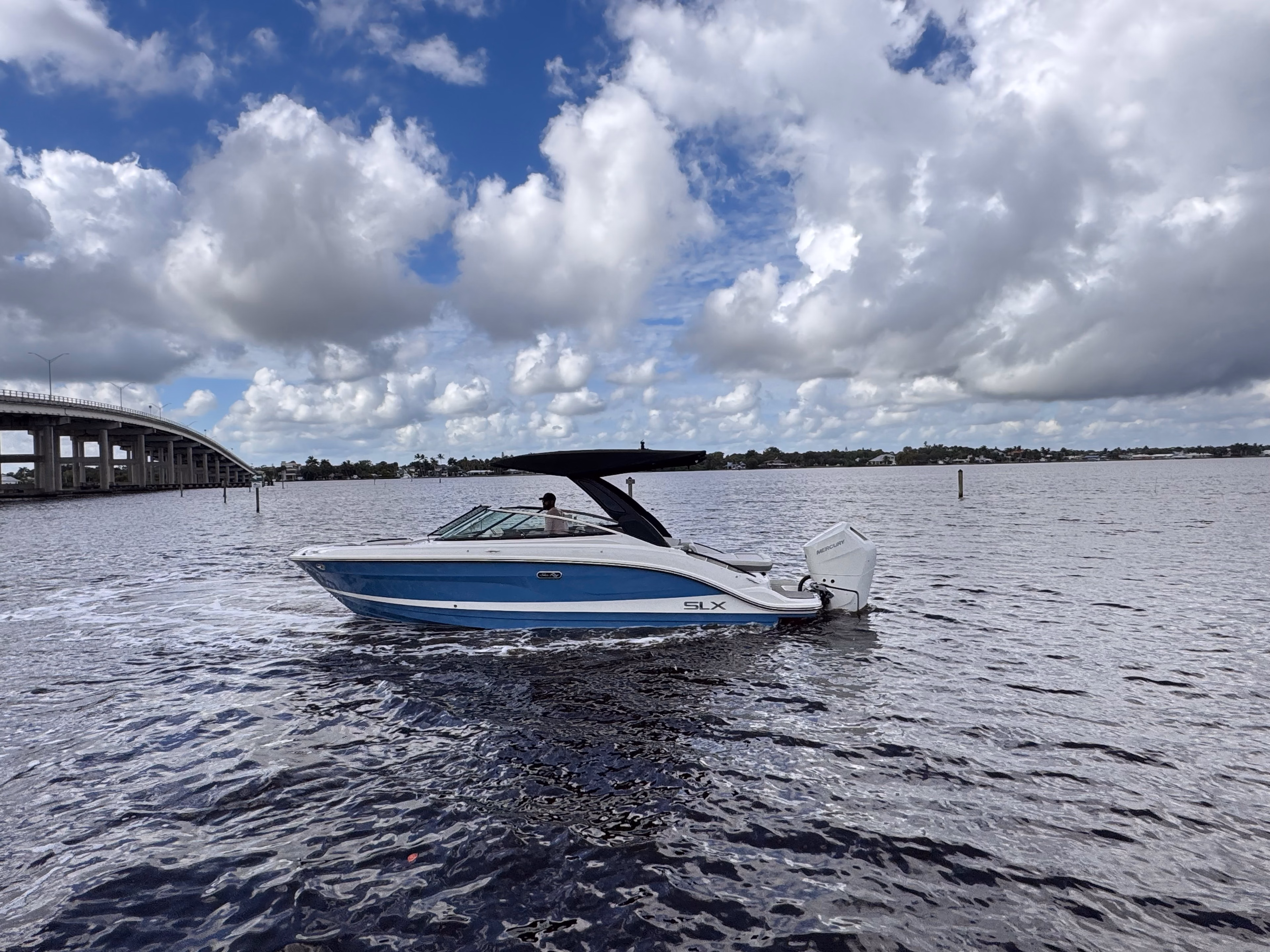 2026 Sea Ray SLX 260 Outboard