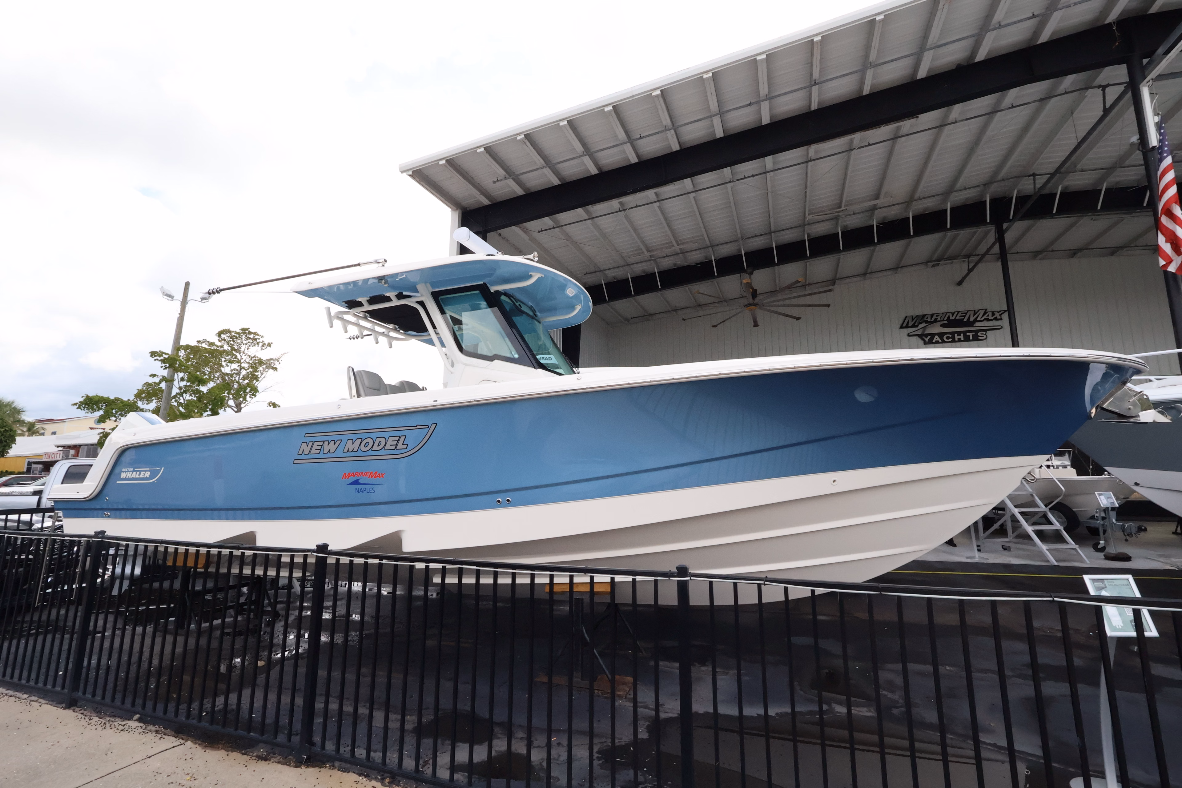 2026 Boston Whaler 330 Outrage
