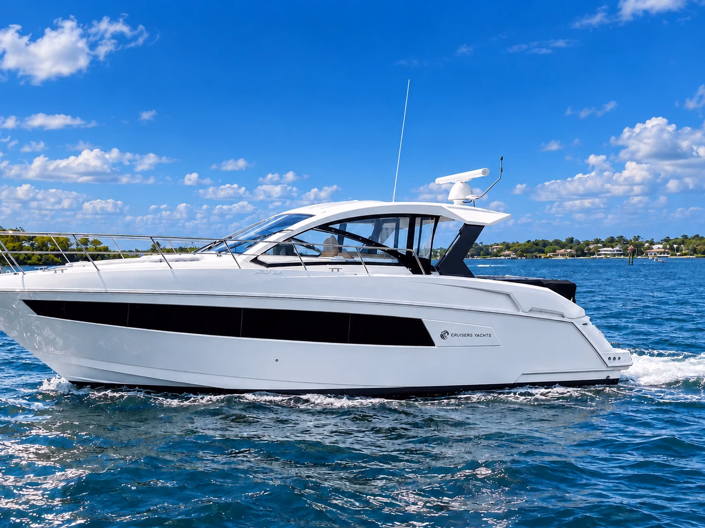 2016 Cruisers Yachts 390 Express Coupe 