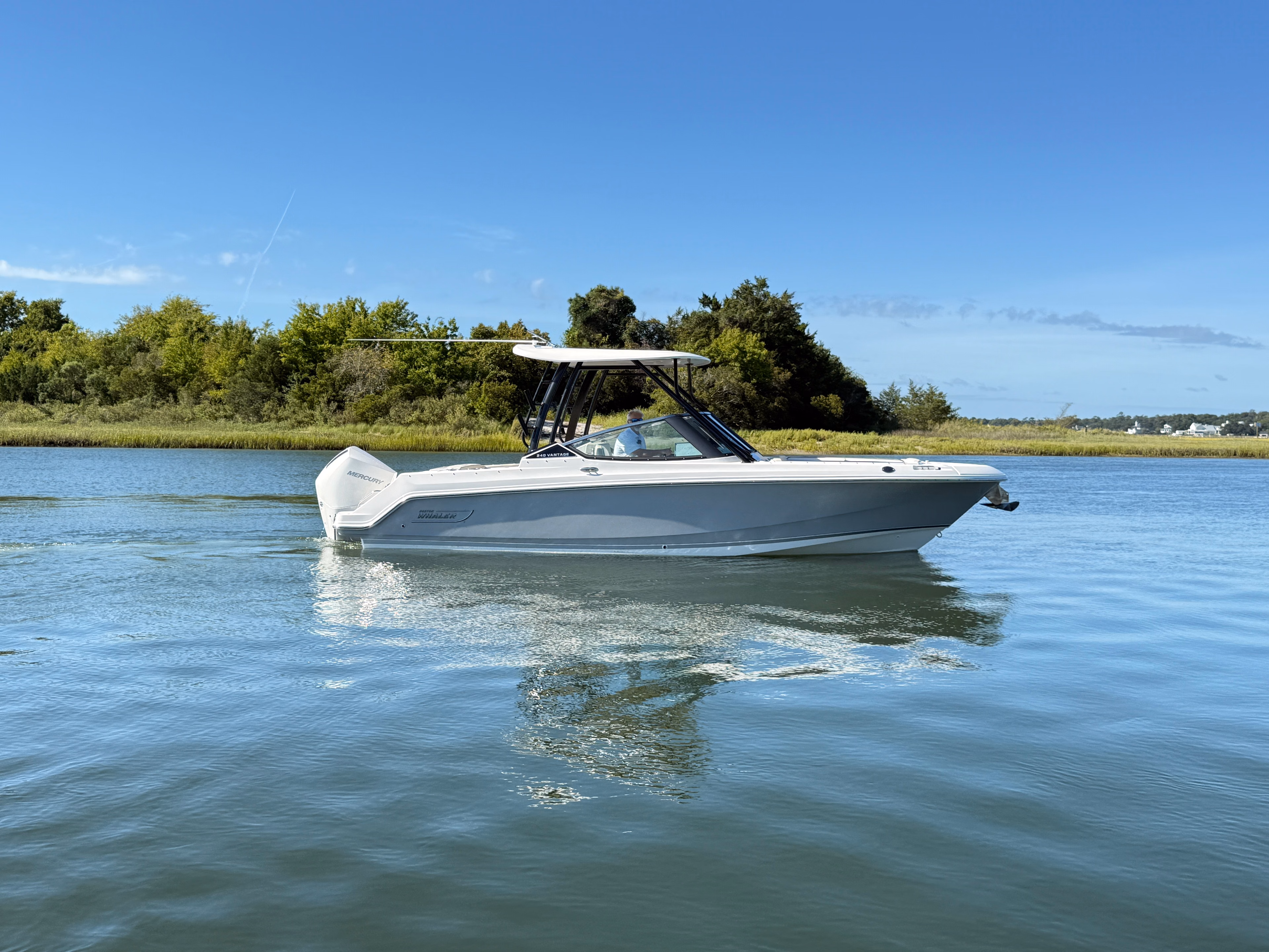 2027 Boston Whaler 240 Vantage