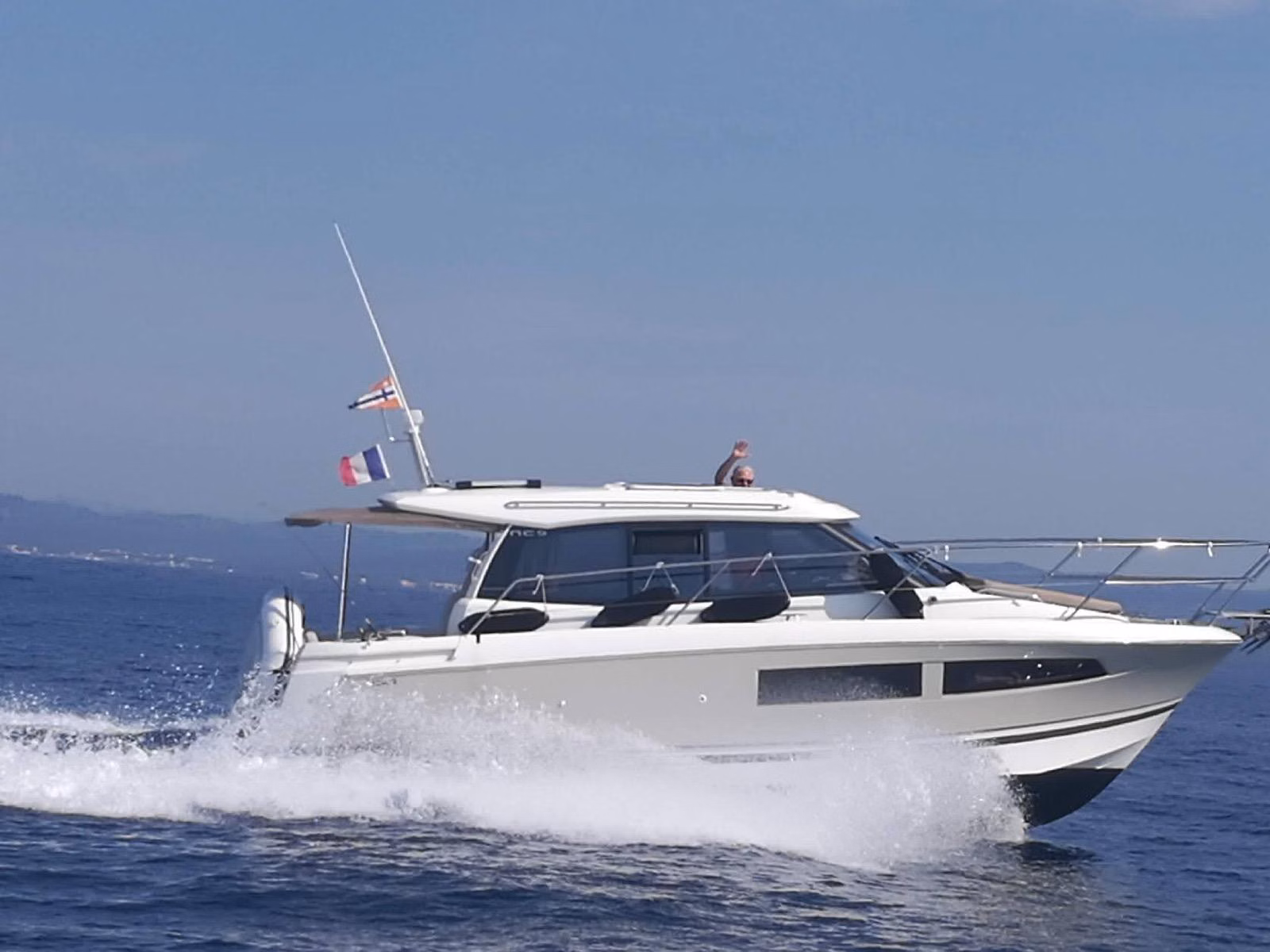 2017 Jeanneau NC 9