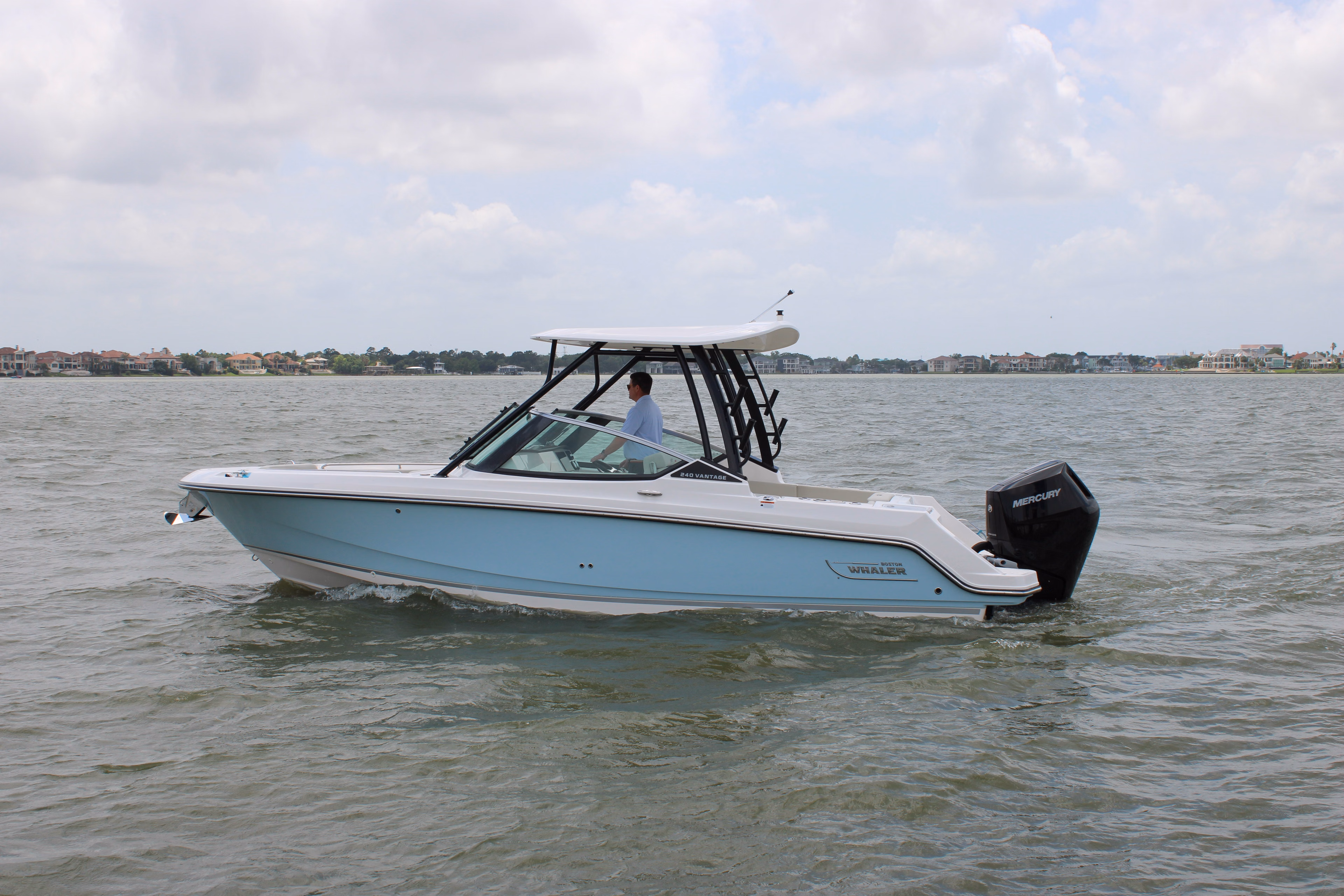2026 Boston Whaler 240 Vantage
