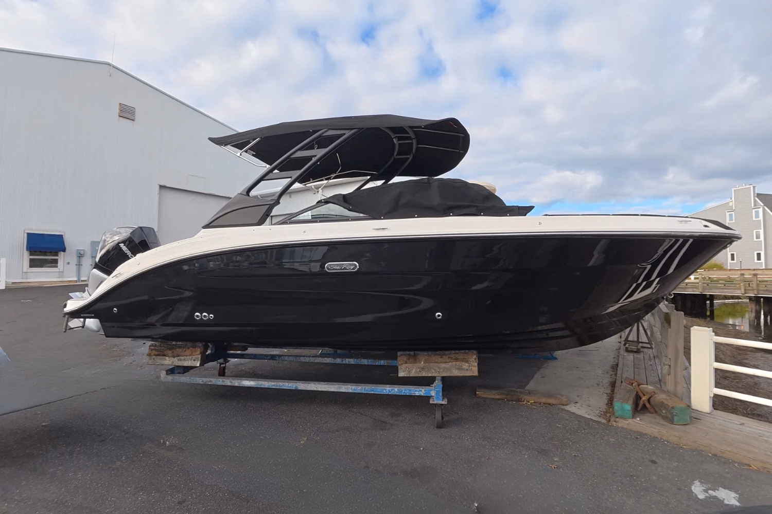 2027 Sea Ray SDX 250 Outboard