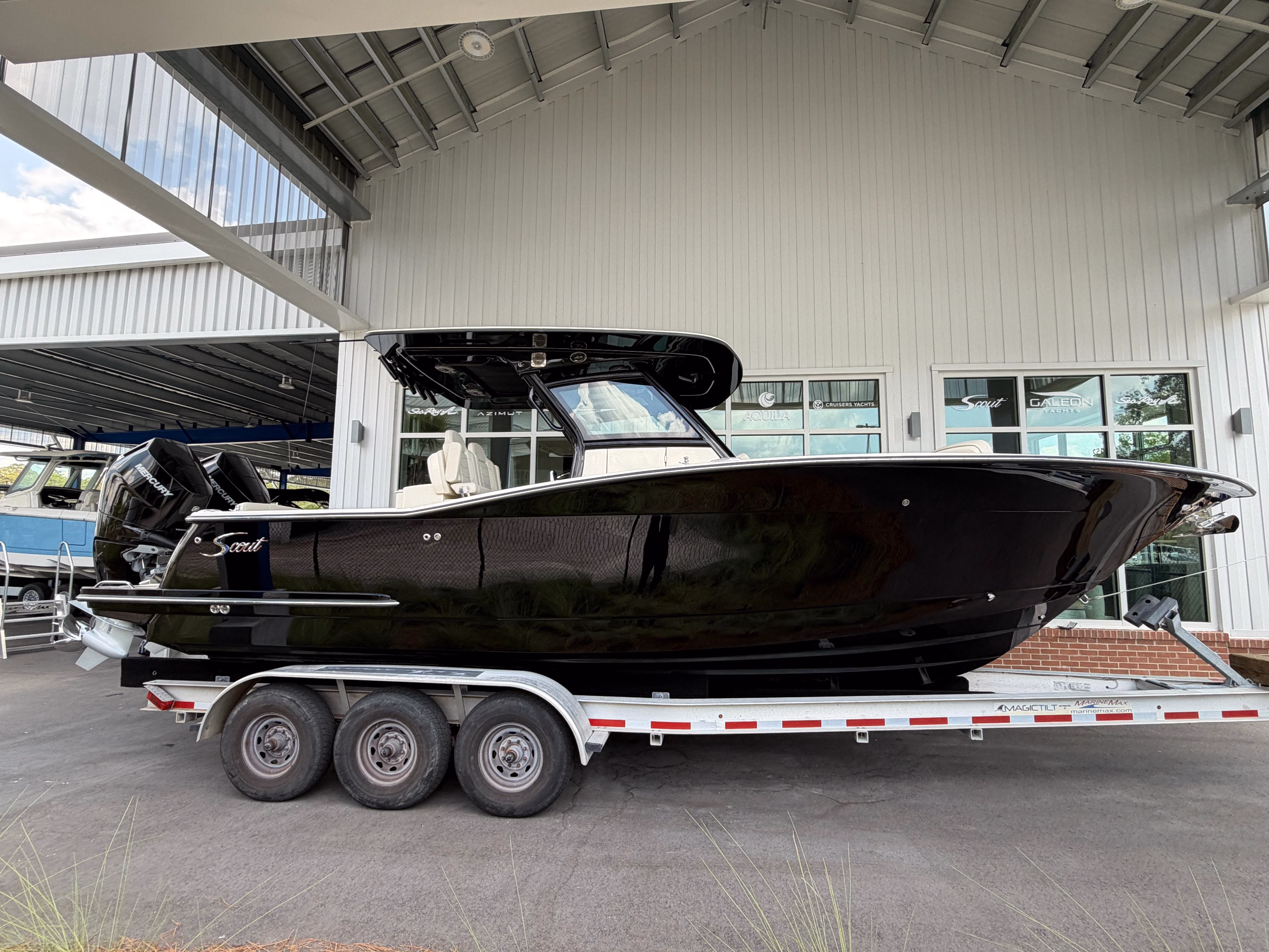 2027 Scout Boats 305 LXF 