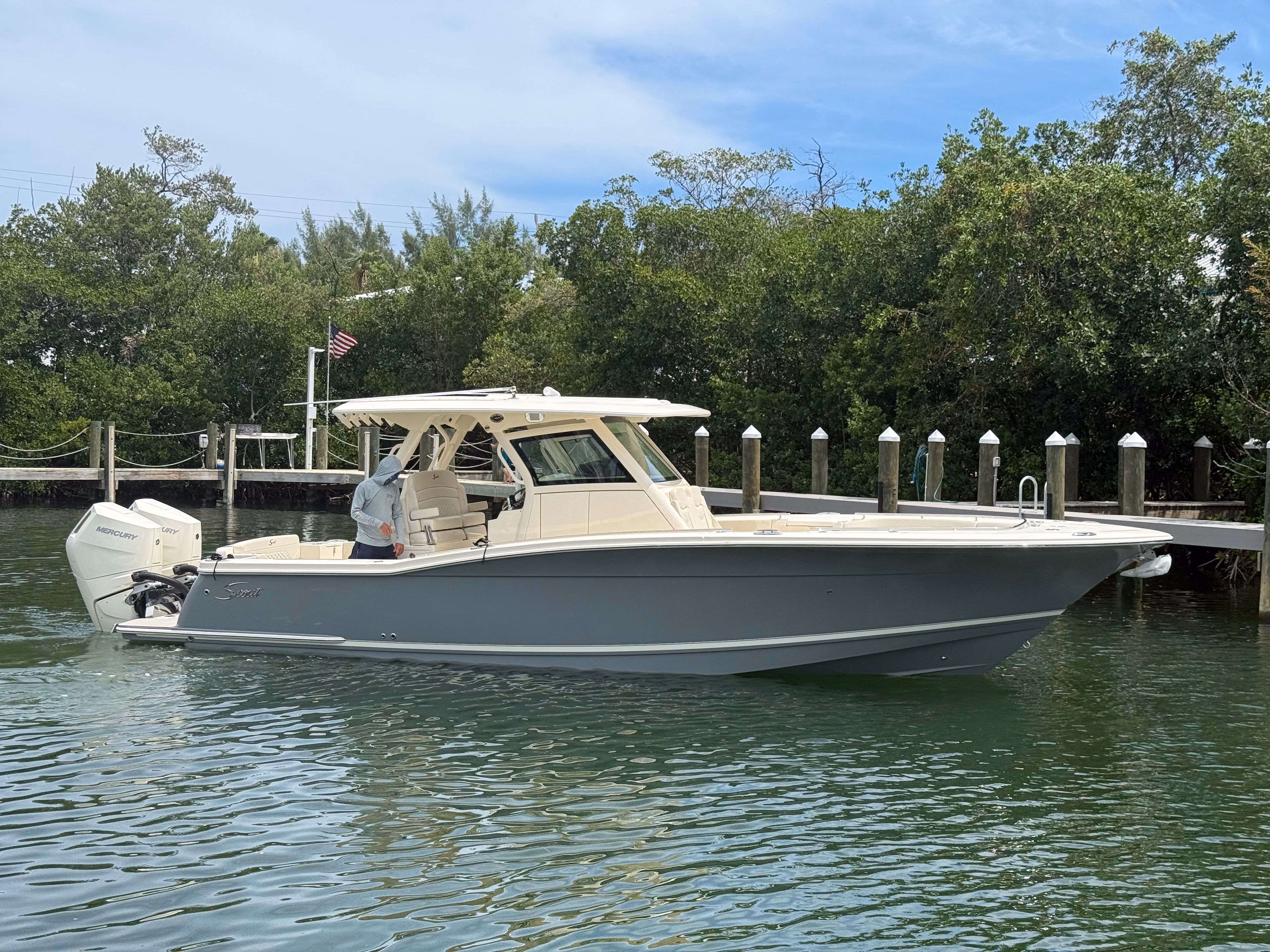 2027 Scout Boats 330 LXF 