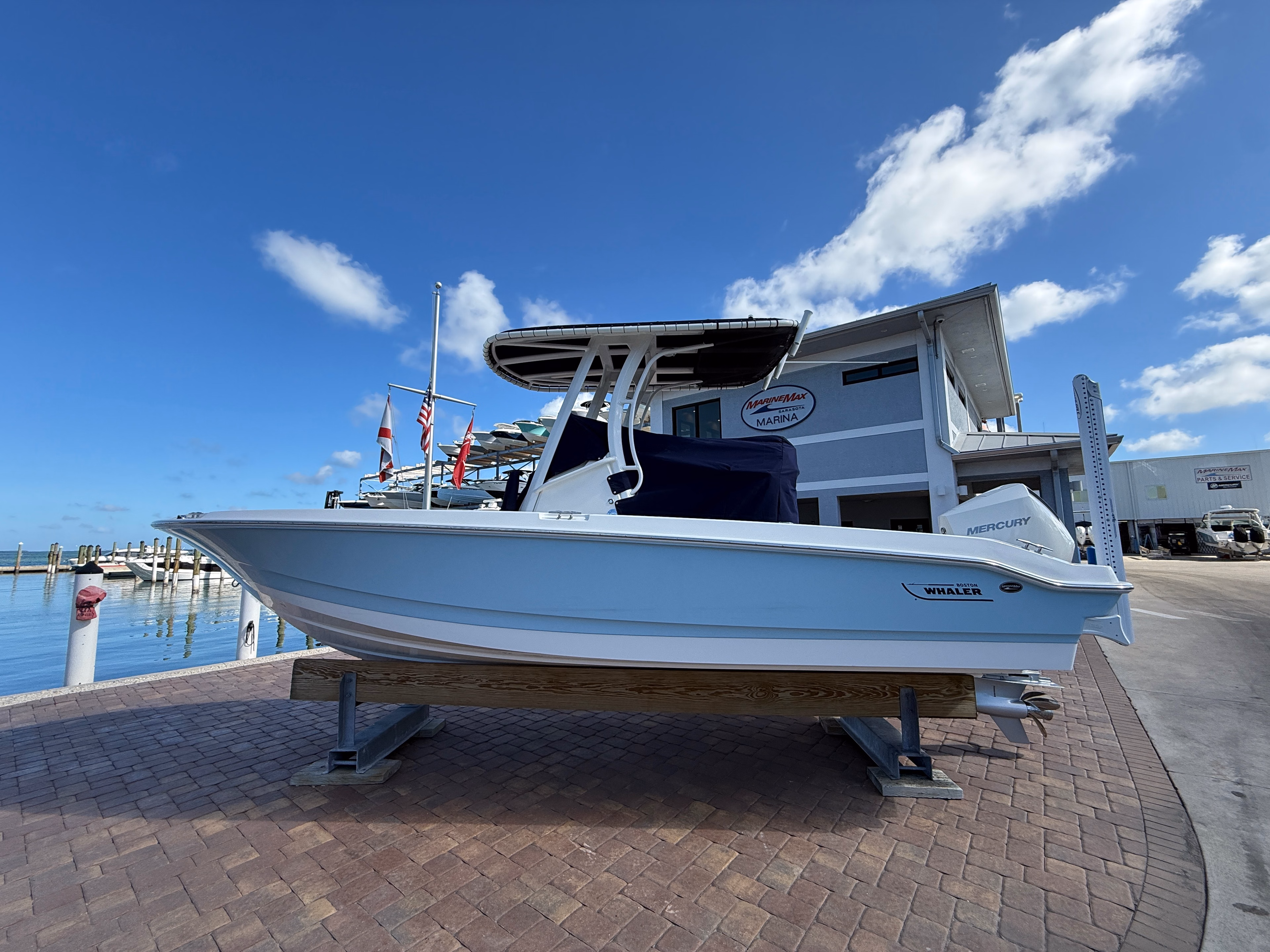 2027 Boston Whaler 220 Dauntless