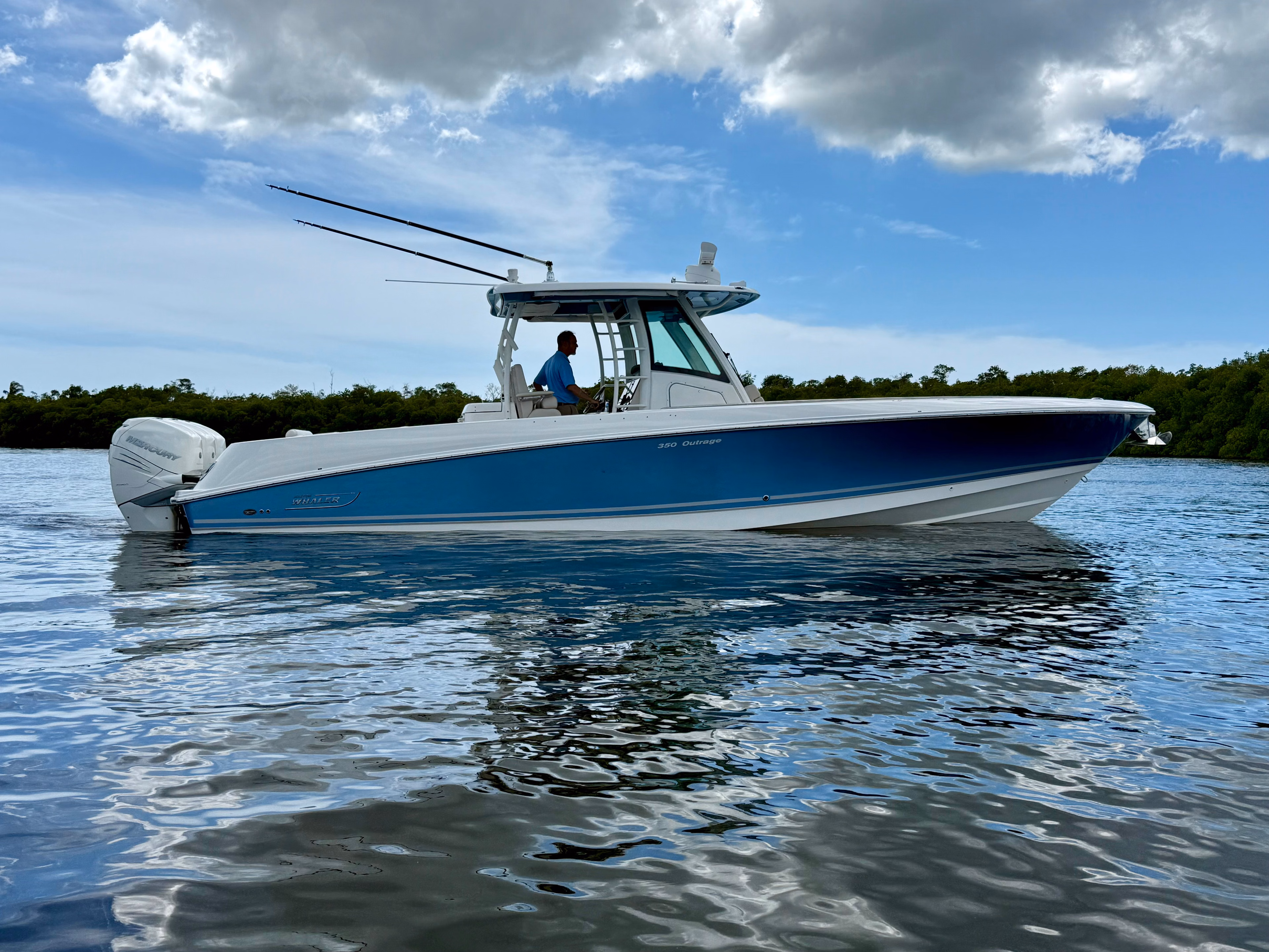 2022 Boston Whaler 350 Outrage