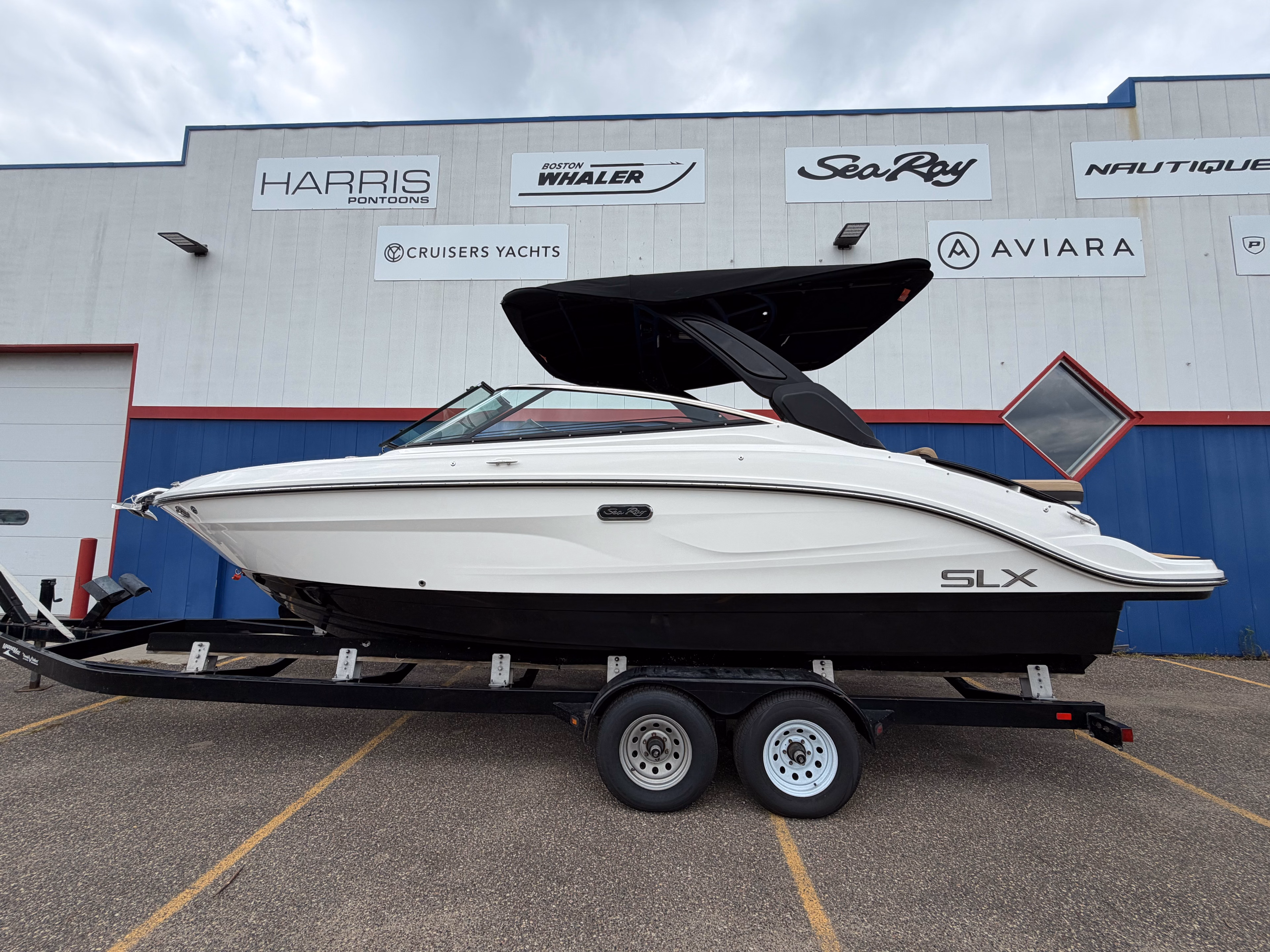 2027 Sea Ray SLX 260