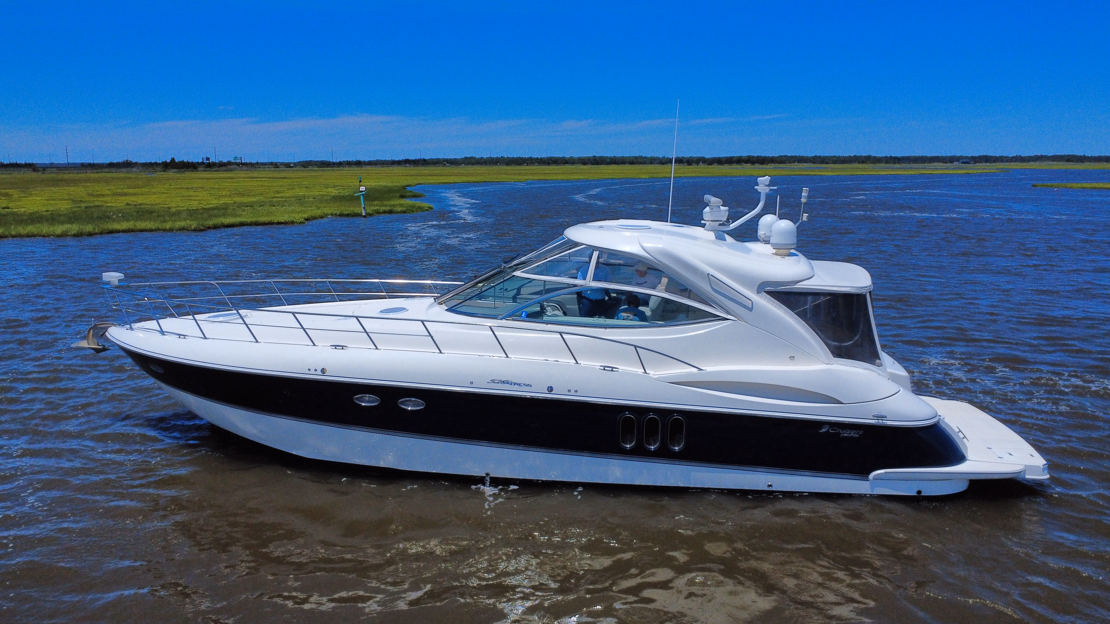 2007 Cruisers Yachts 520 Express