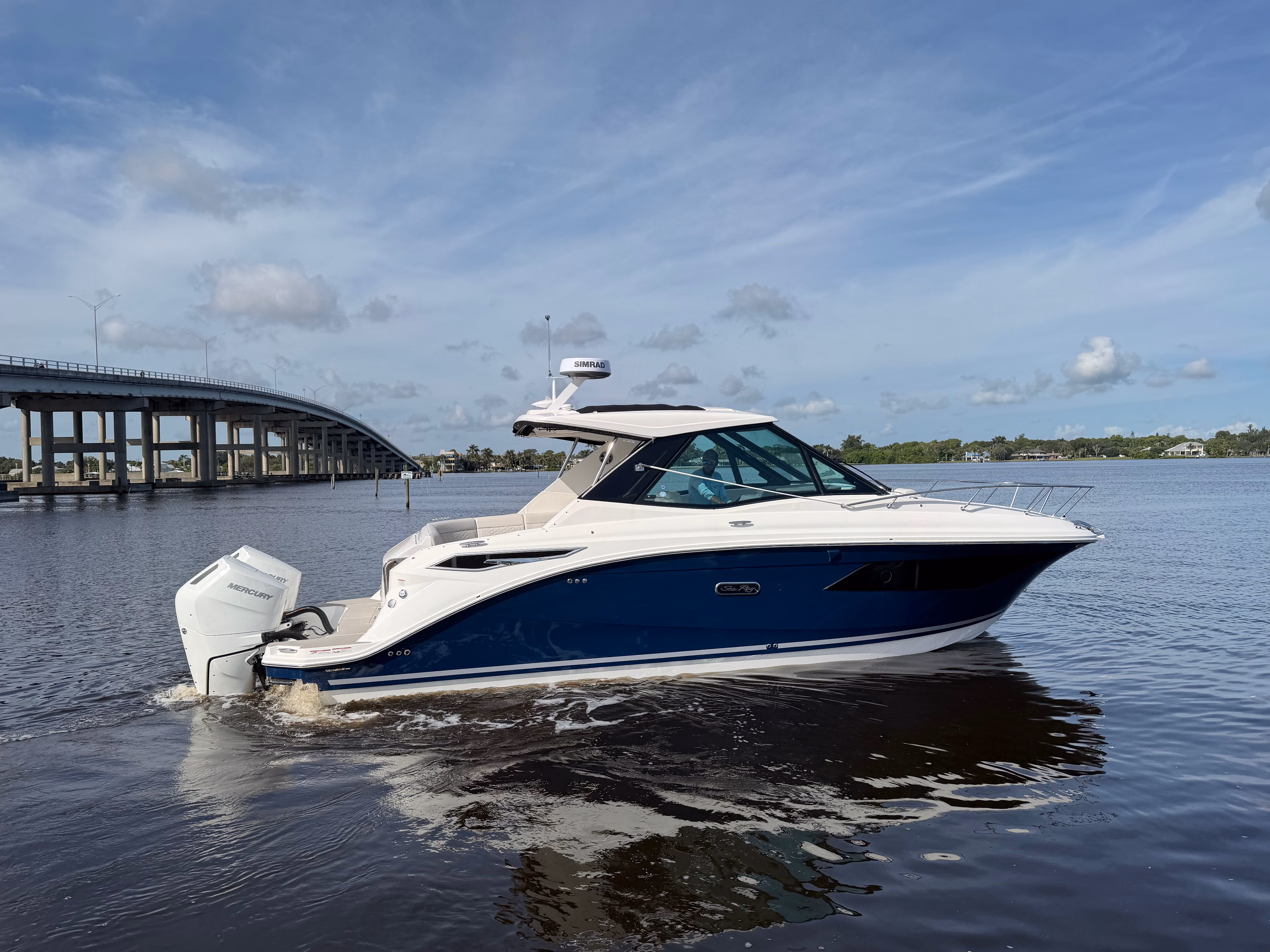 2027 Sea Ray Sundancer 320 Outboard