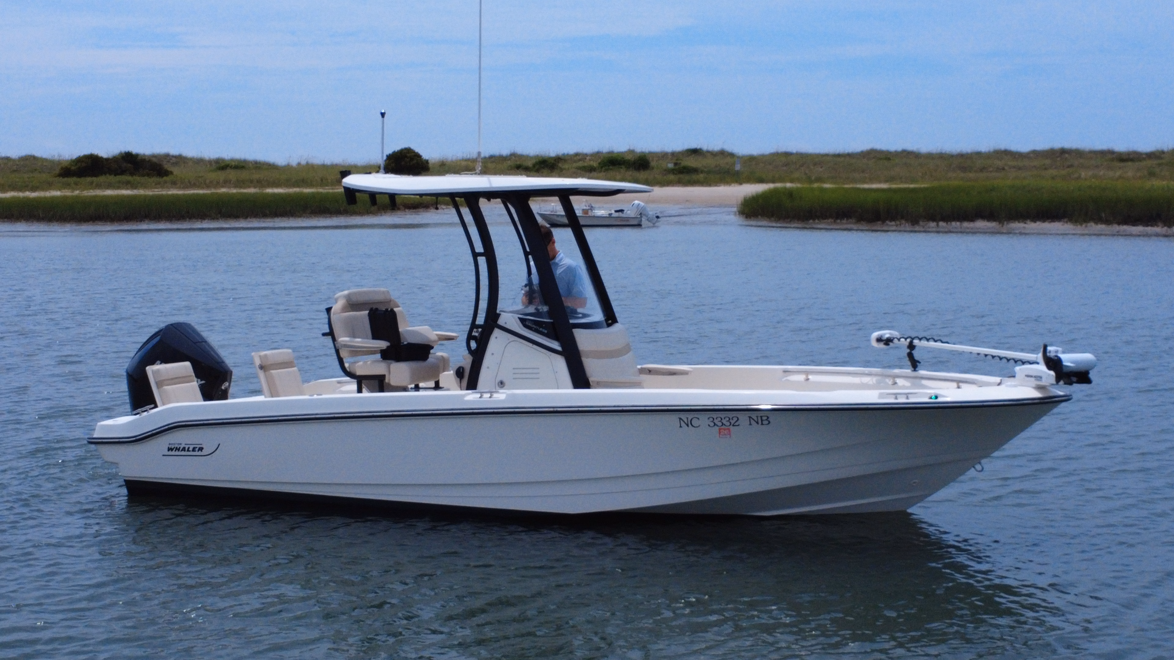 2023 Boston Whaler 220 Dauntless