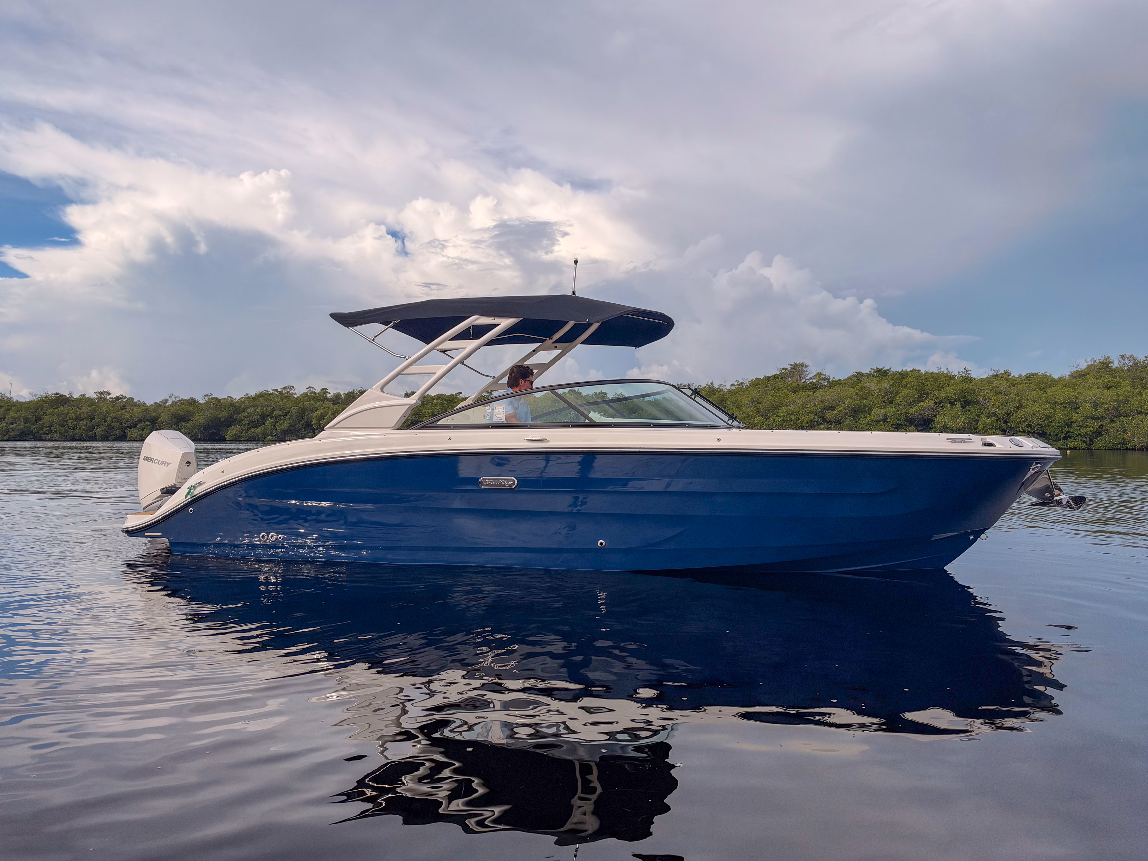 2027 Sea Ray SDX 270 Outboard