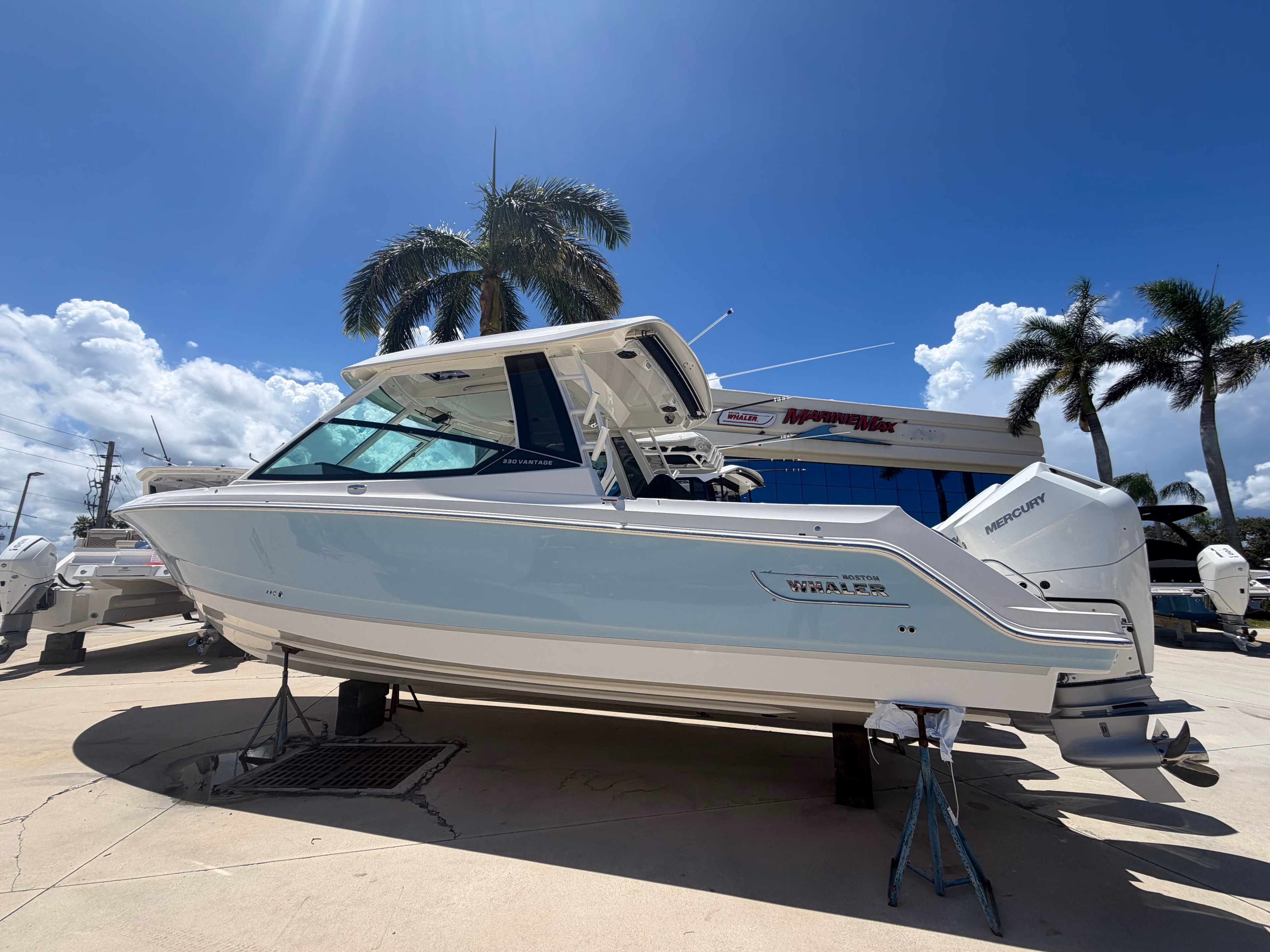 2027 Boston Whaler 330 Vantage 