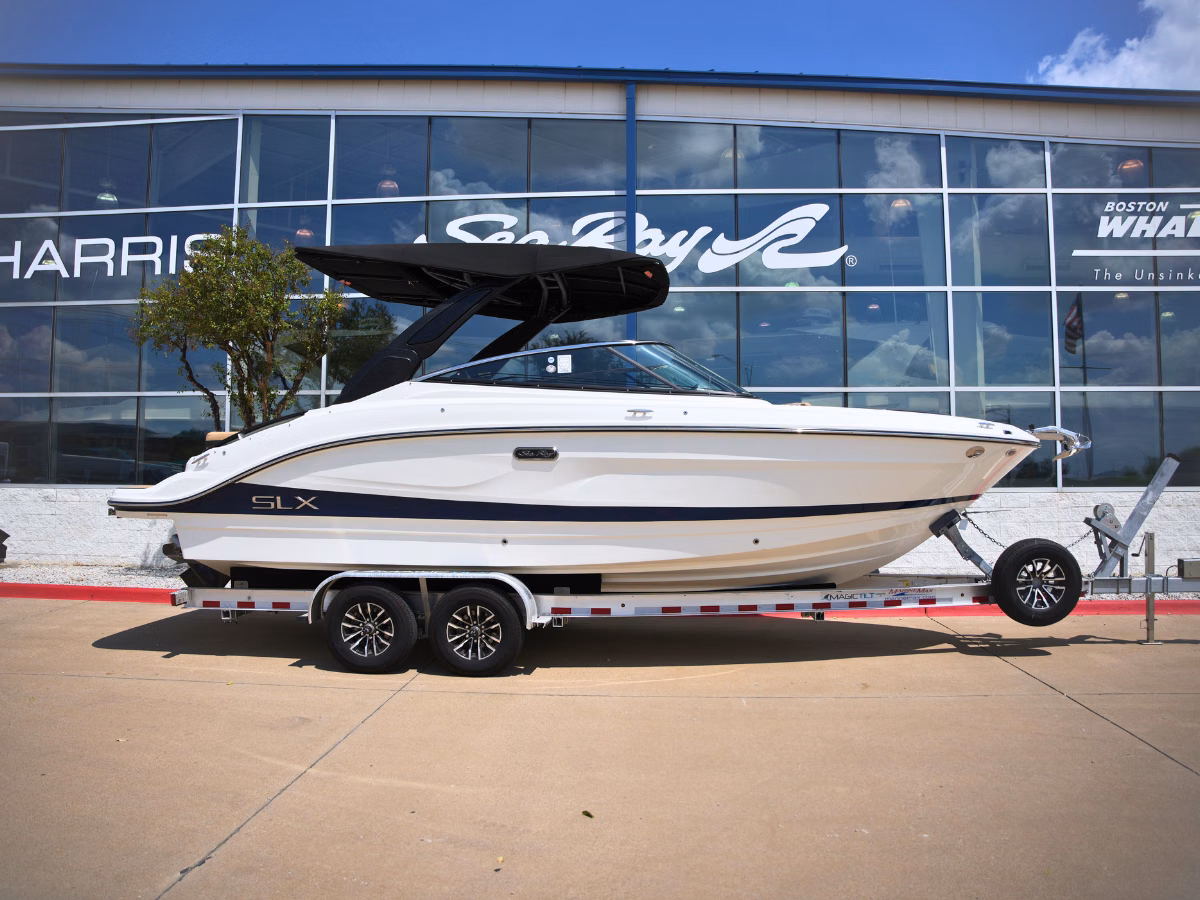 2027 Sea Ray SLX 260 