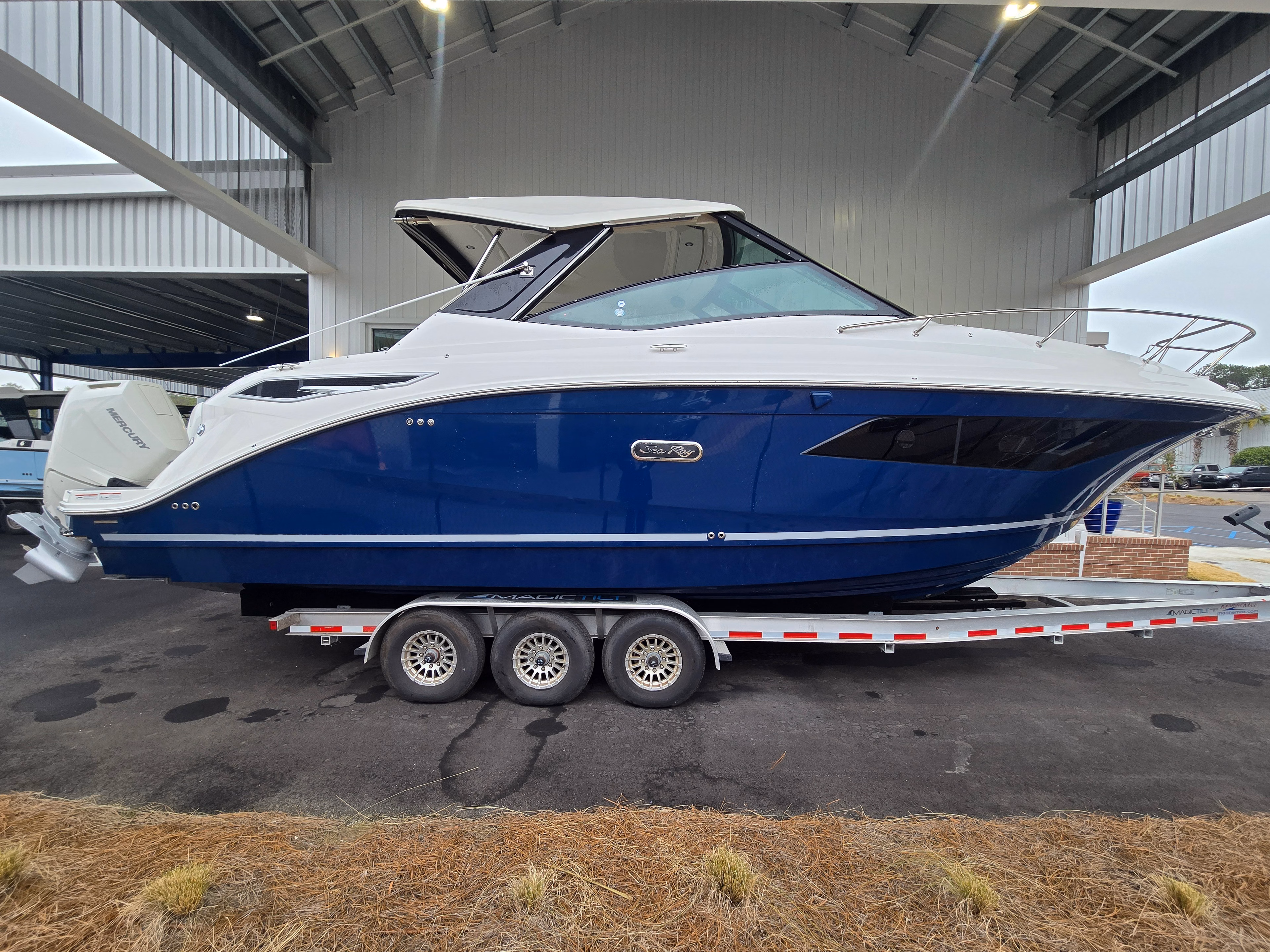 2026 Sea Ray Sundancer 320 Outboard
