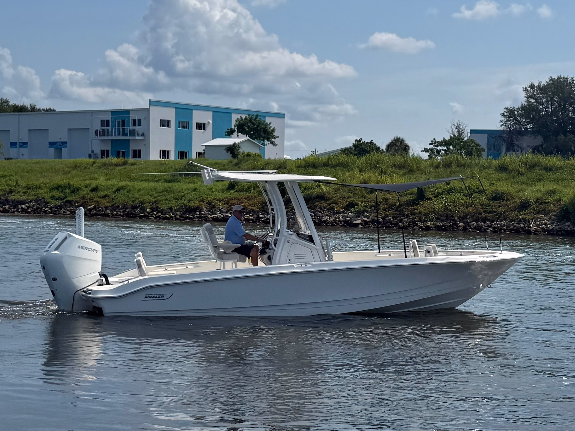 2027 Boston Whaler 250 Dauntless