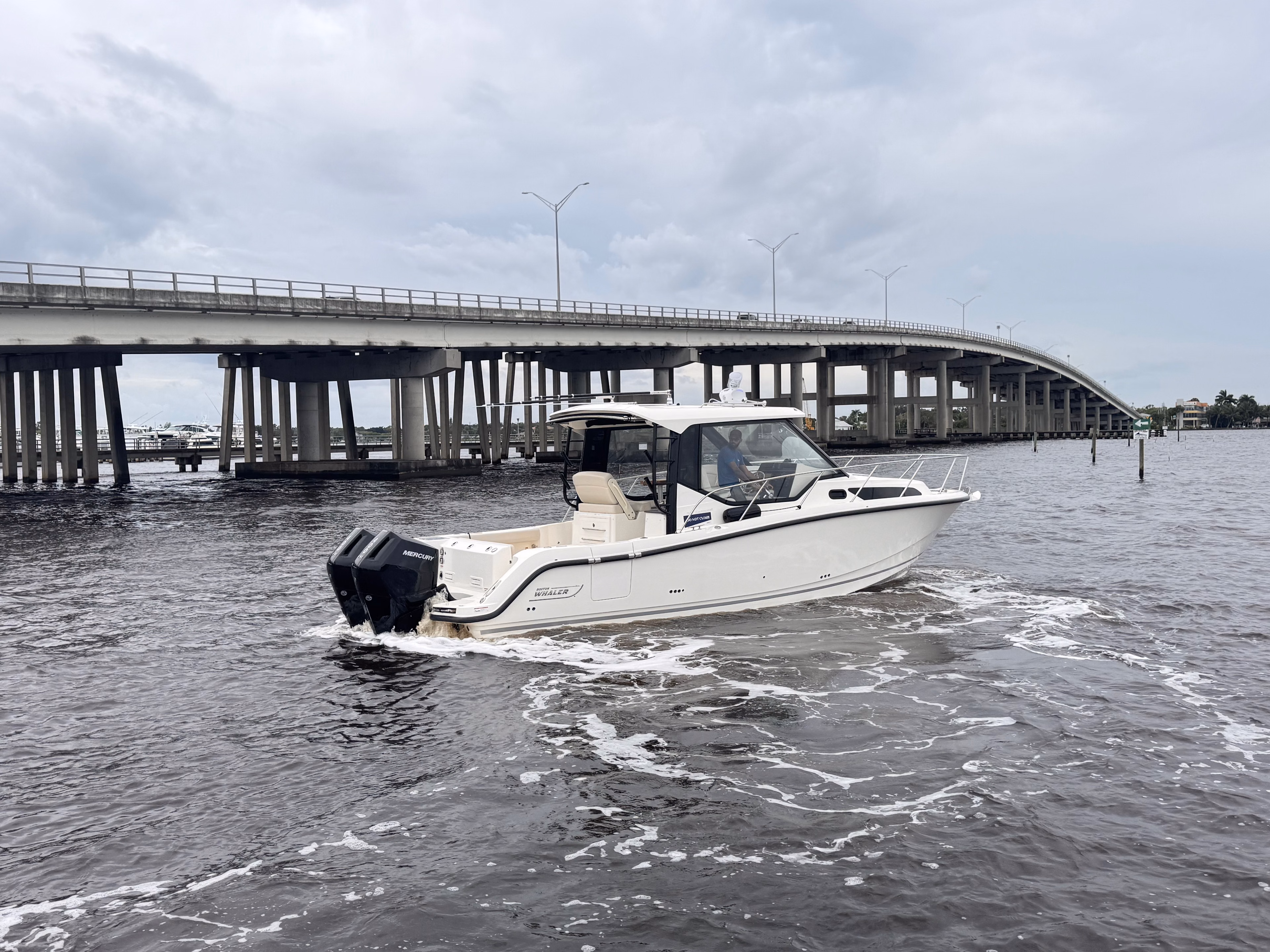 2026 Boston Whaler 325 Conquest
