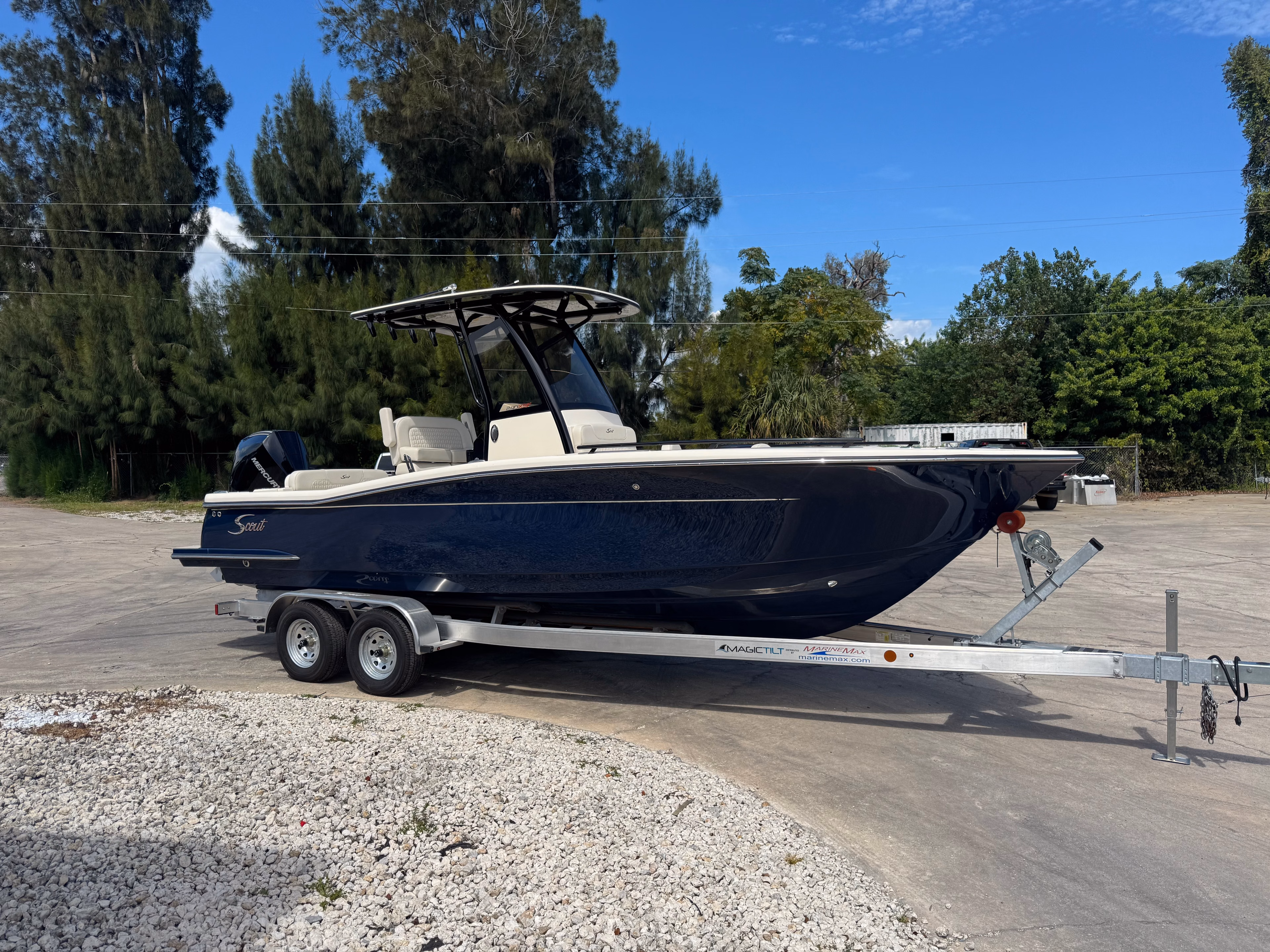 2027 Scout Boats 240 XSF 