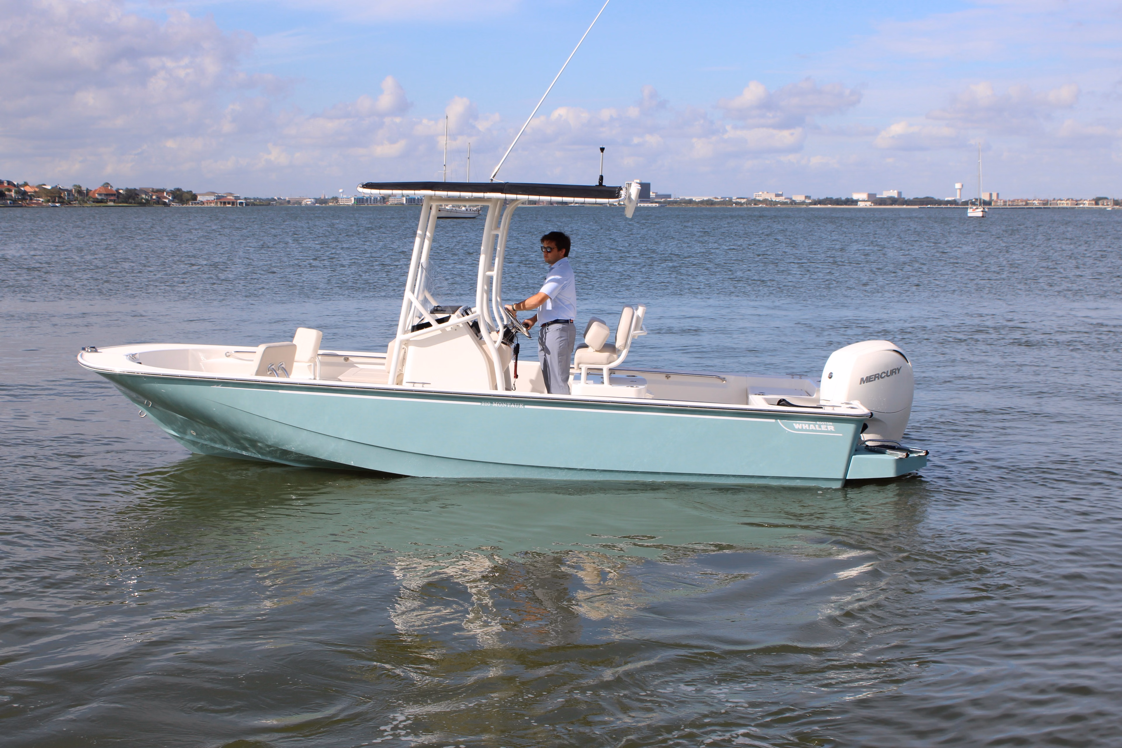 2027 Boston Whaler 210 Montauk 