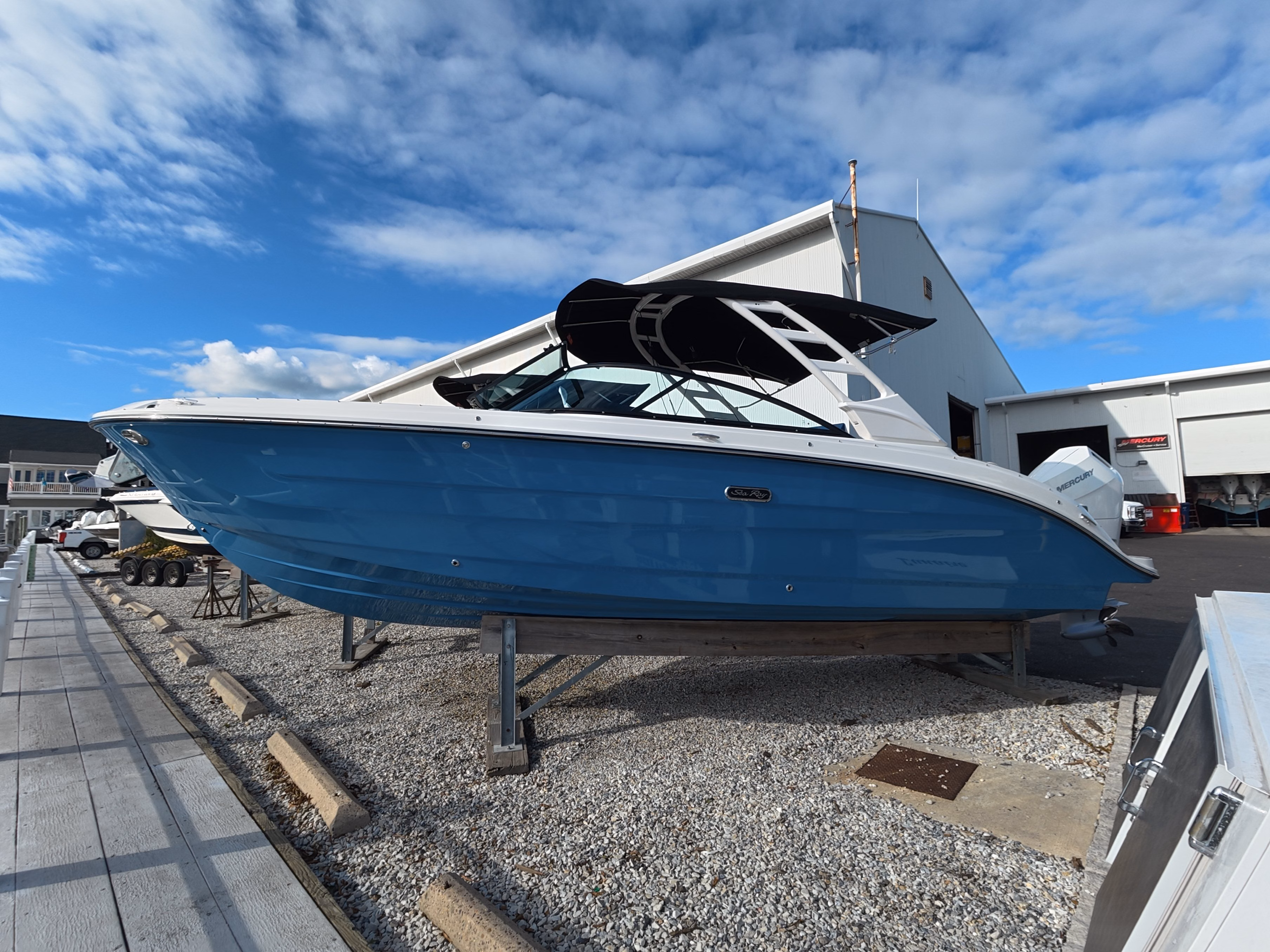 2027 Sea Ray SDX 270 Outboard
