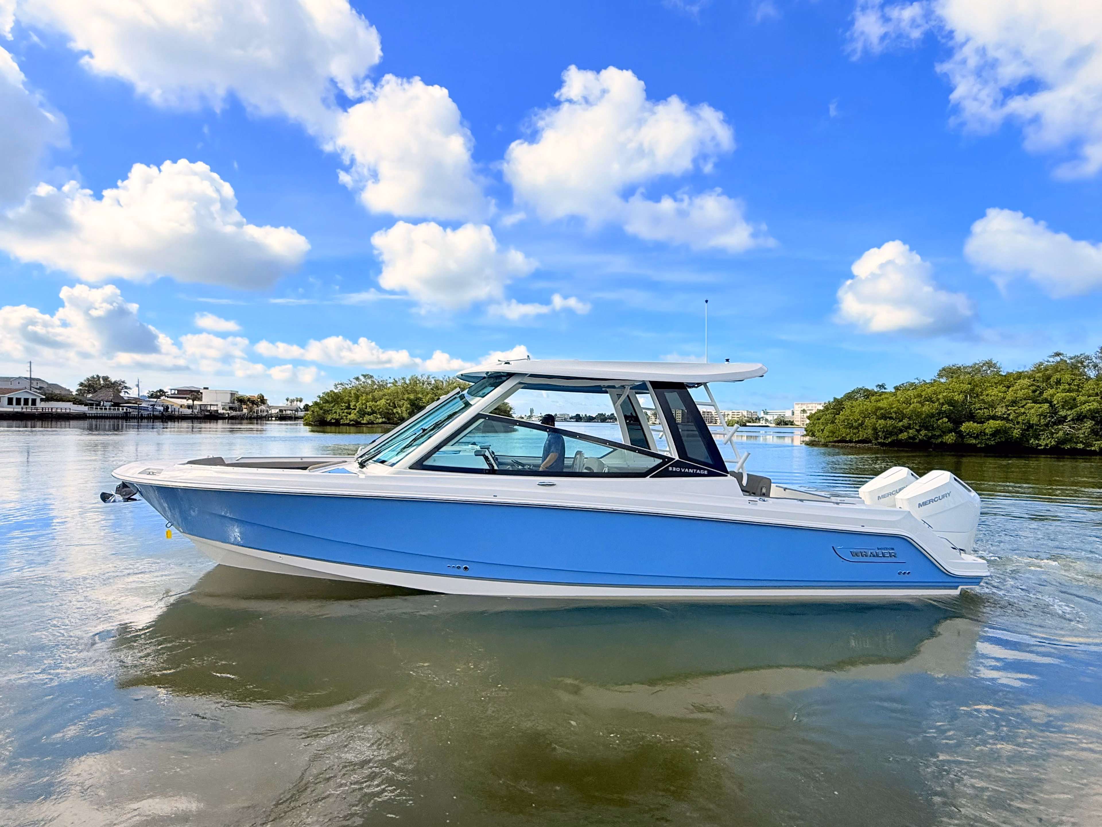 2027 Boston Whaler 330 Vantage 