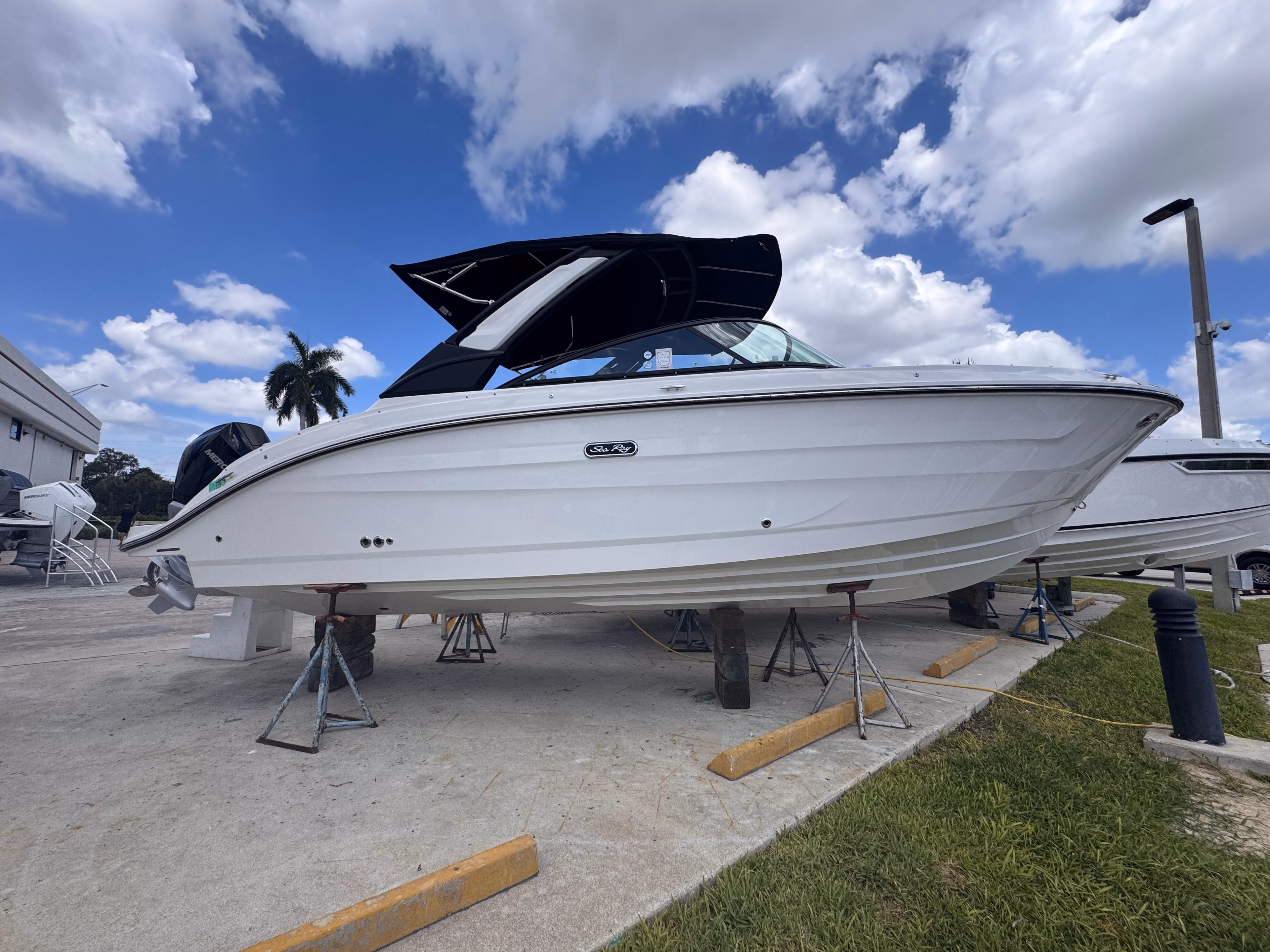 2027 Sea Ray SDX 250 Outboard