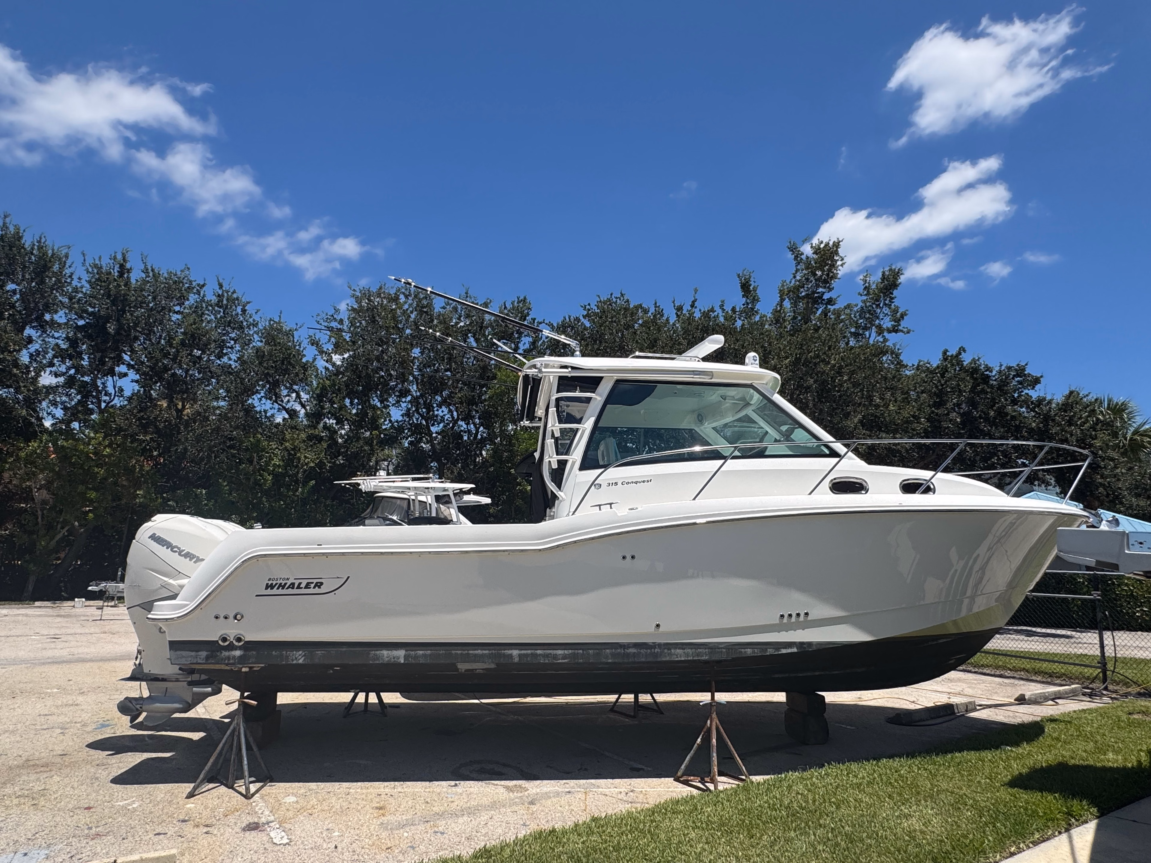 2018 Boston Whaler 315 Conquest
