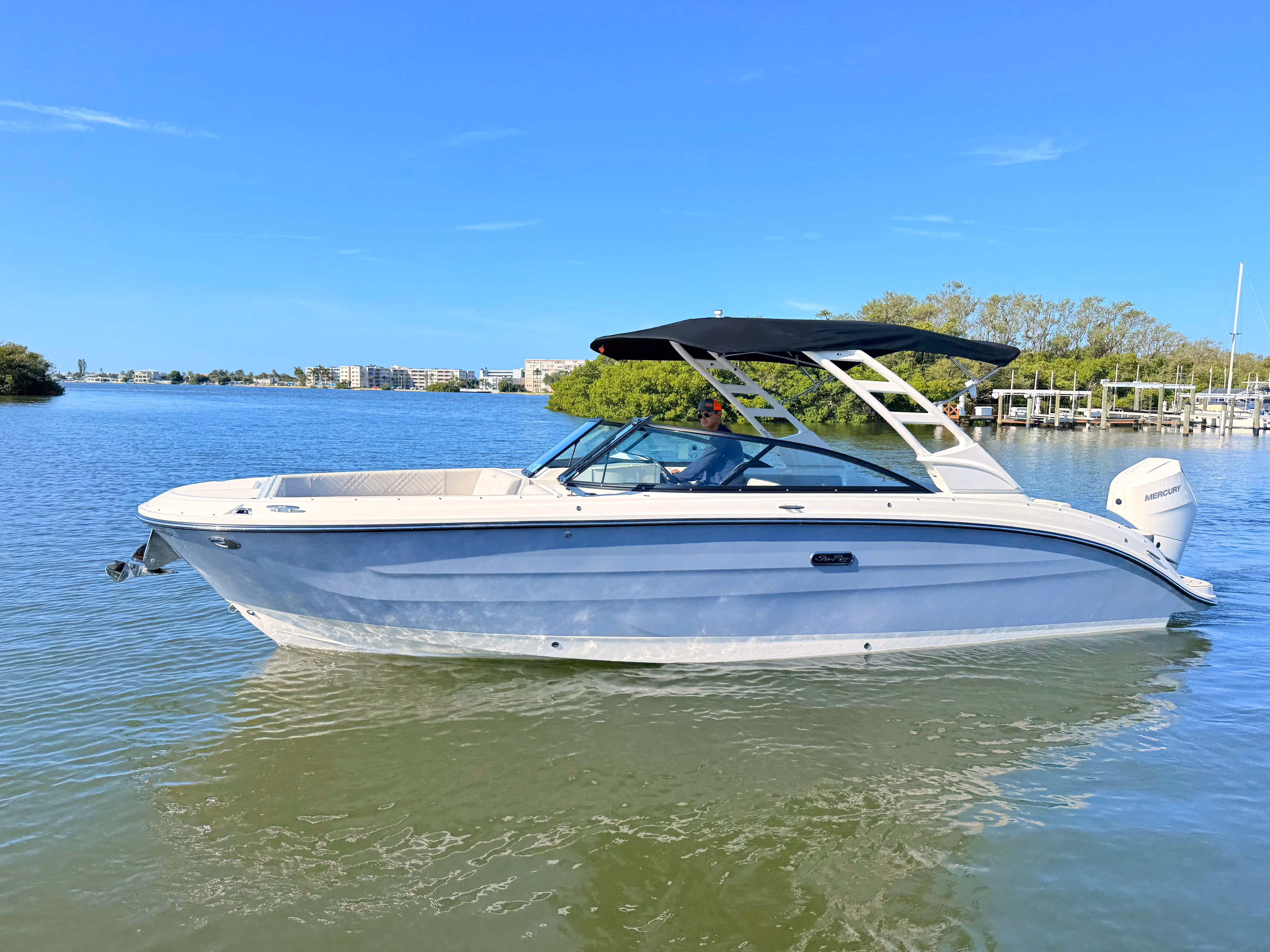 2027 Sea Ray SDX 270 Outboard