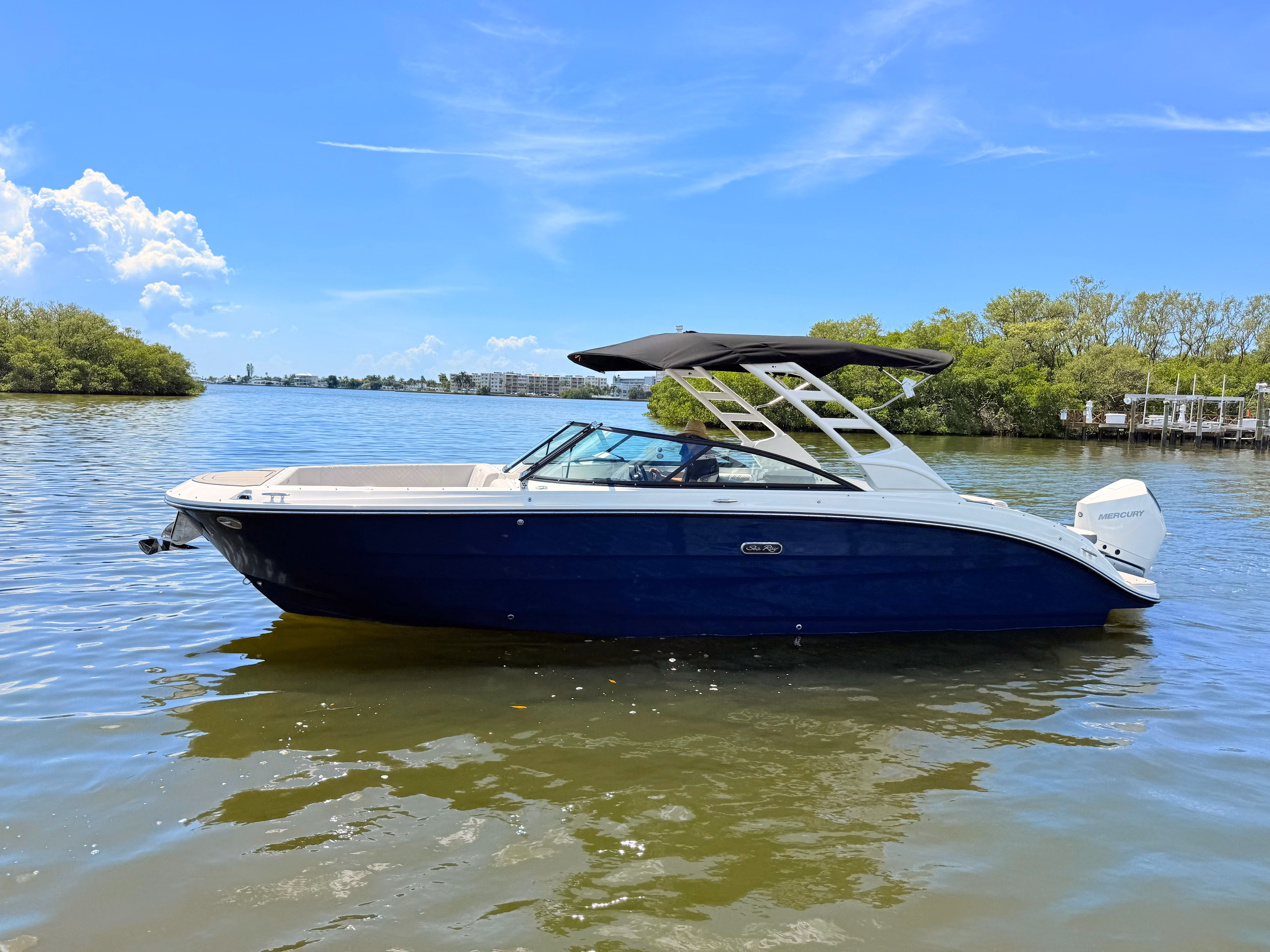 2027 Sea Ray SDX 270 Outboard