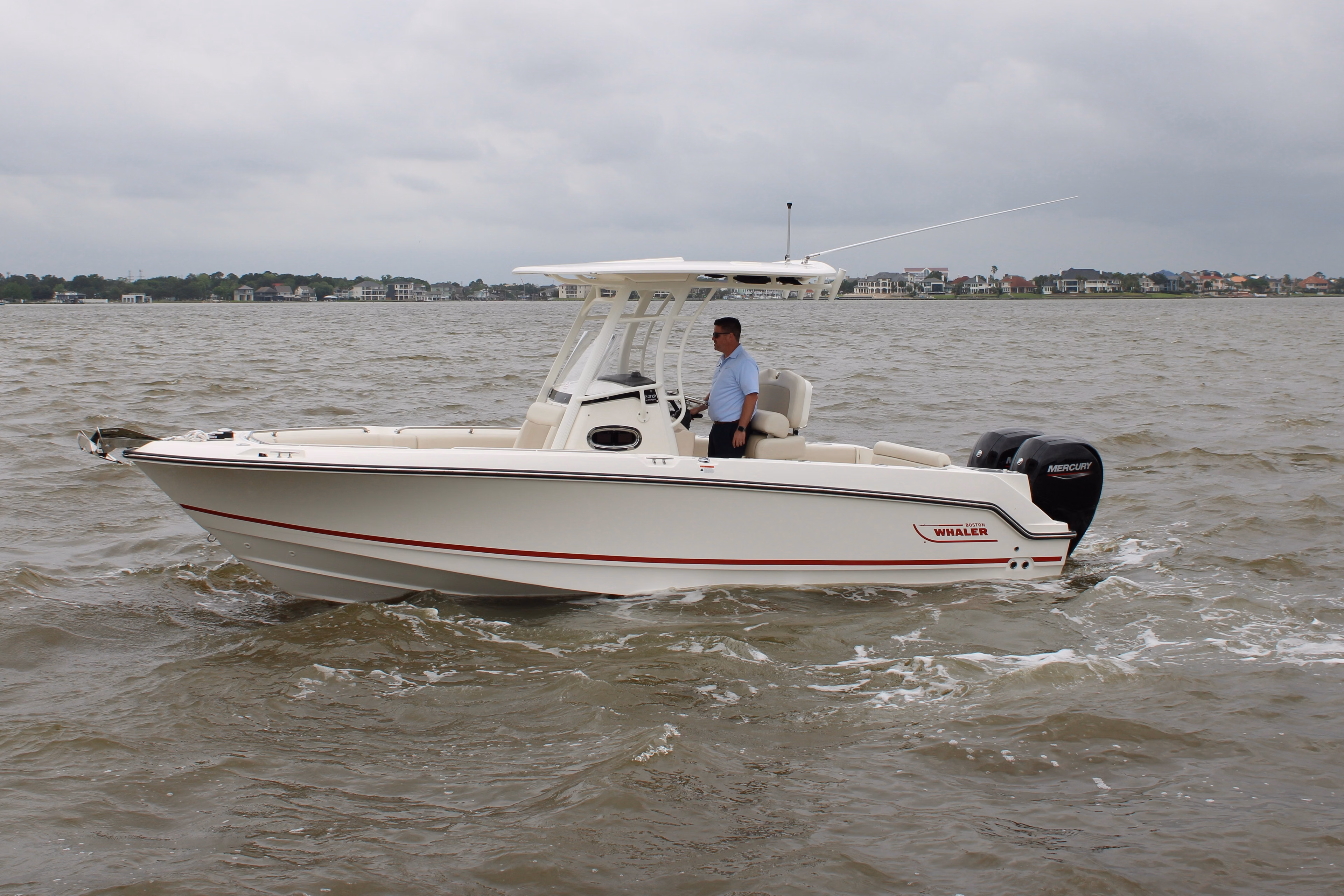 2026 Boston Whaler 230 Outrage 