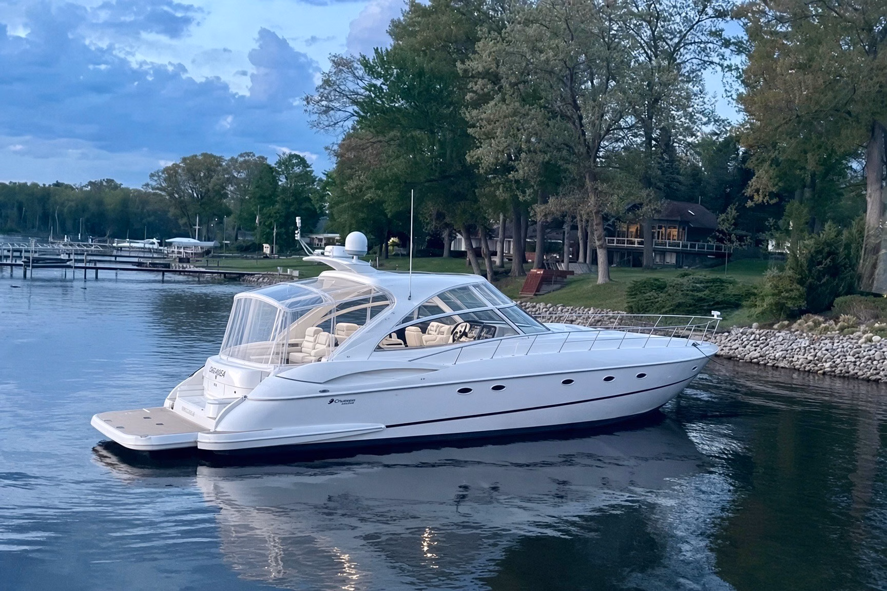 2004 Cruisers Yachts 5470 Express 