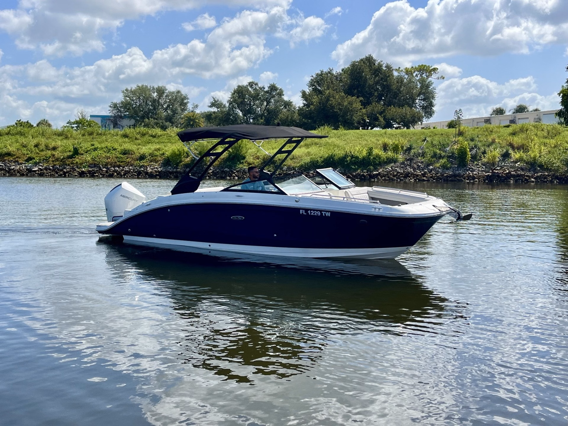 2024 Sea Ray SDX 270 Outboard