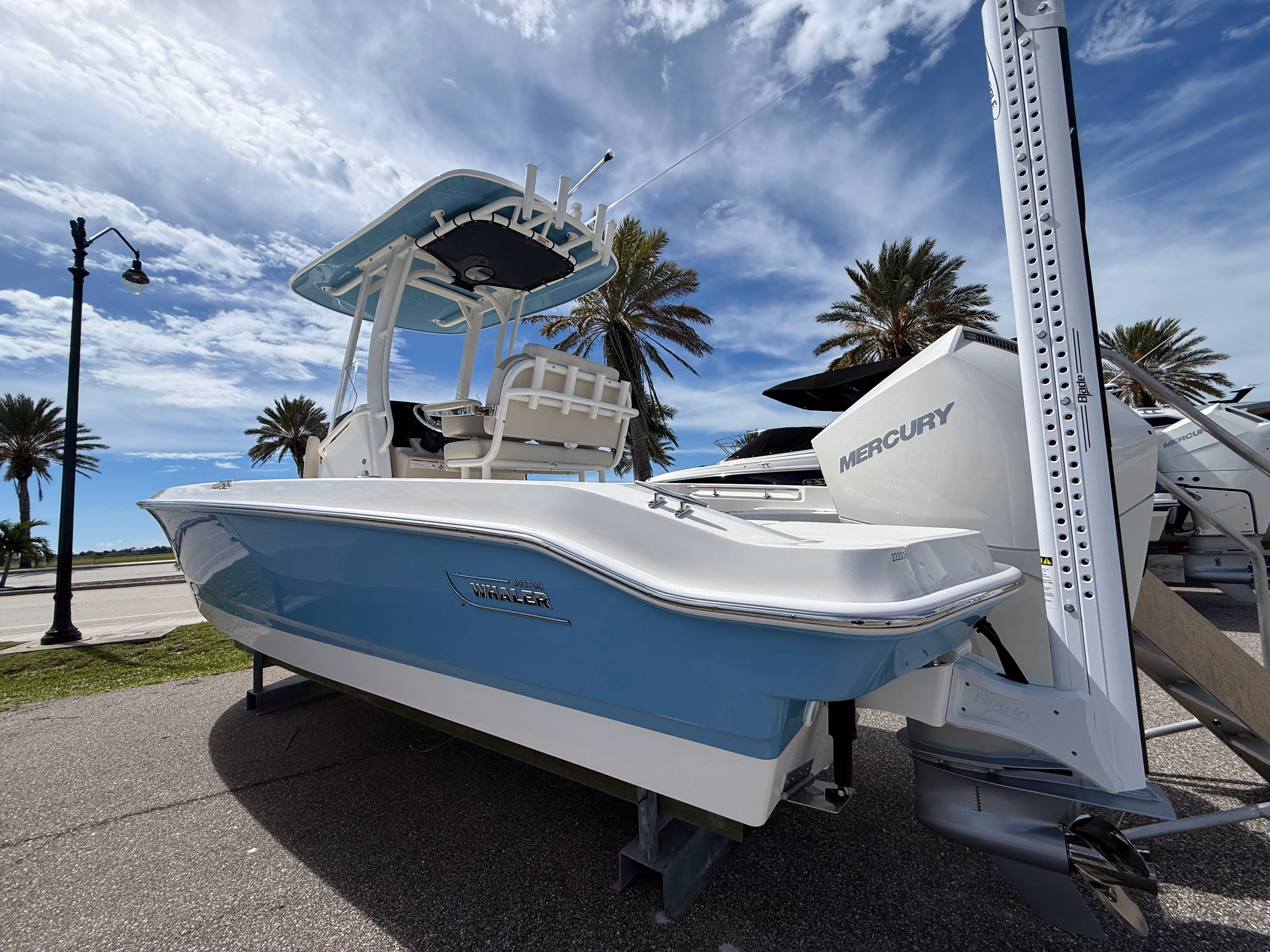 2027 Boston Whaler 220 Dauntless