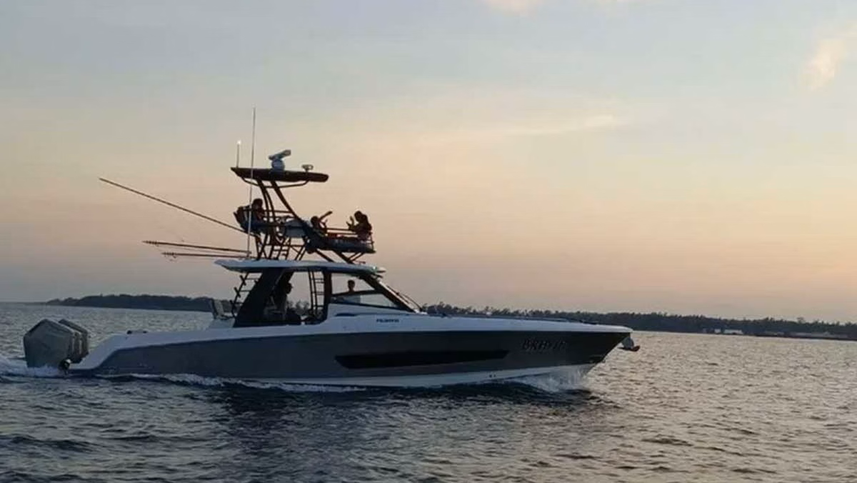 2024 Boston Whaler 420 Outrage 