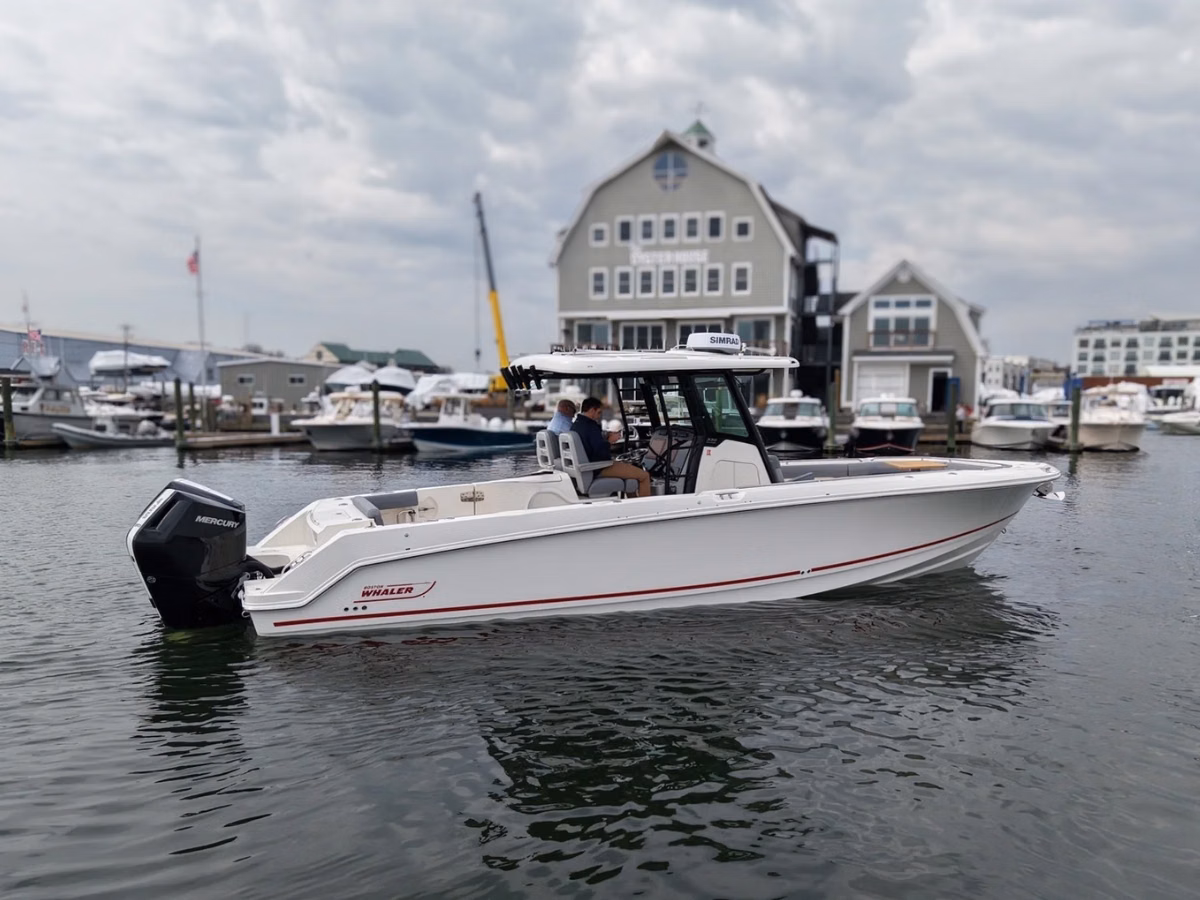 2026 Boston Whaler 330 Outrage