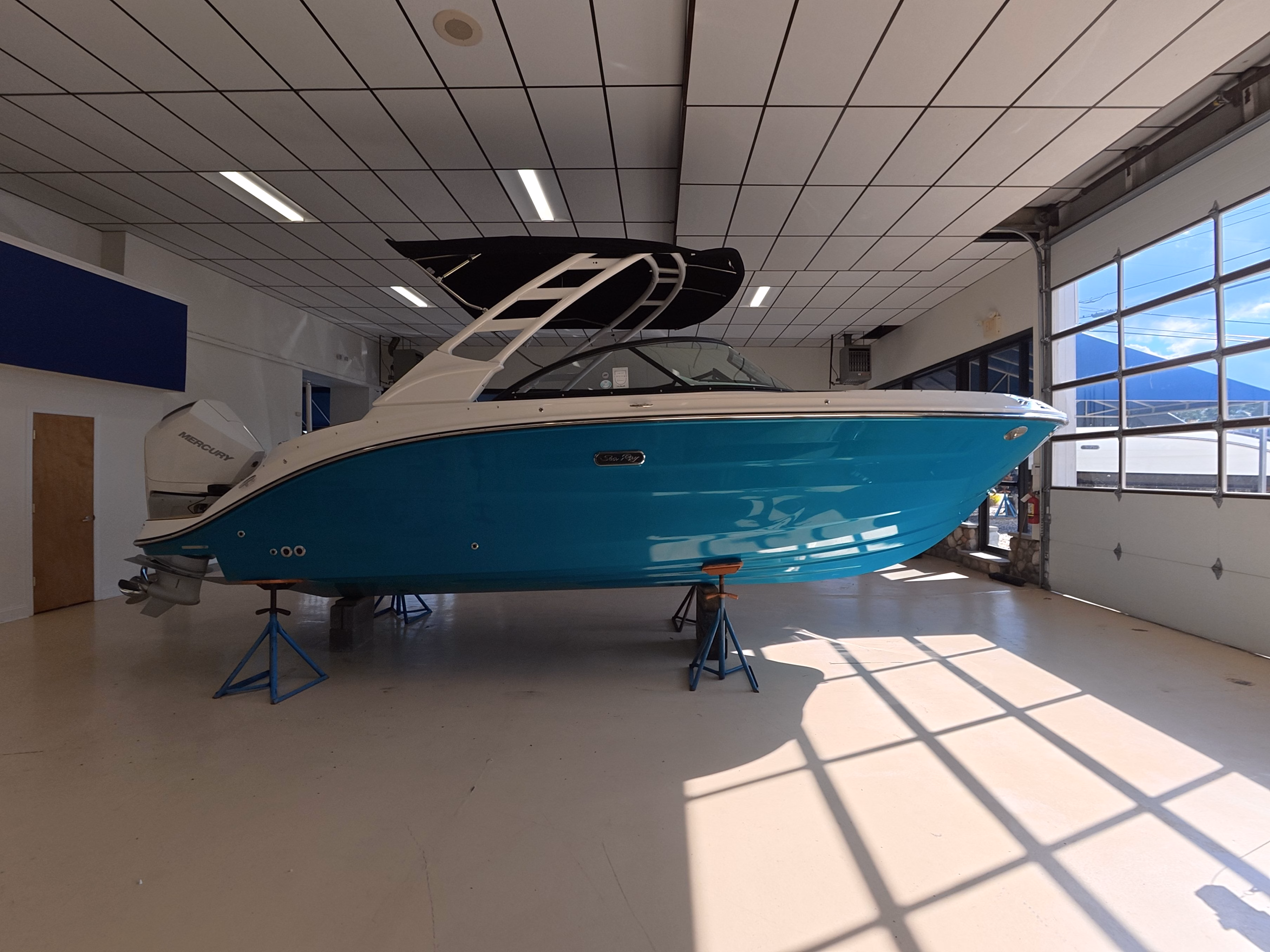 2026 Sea Ray SDX 230 Outboard