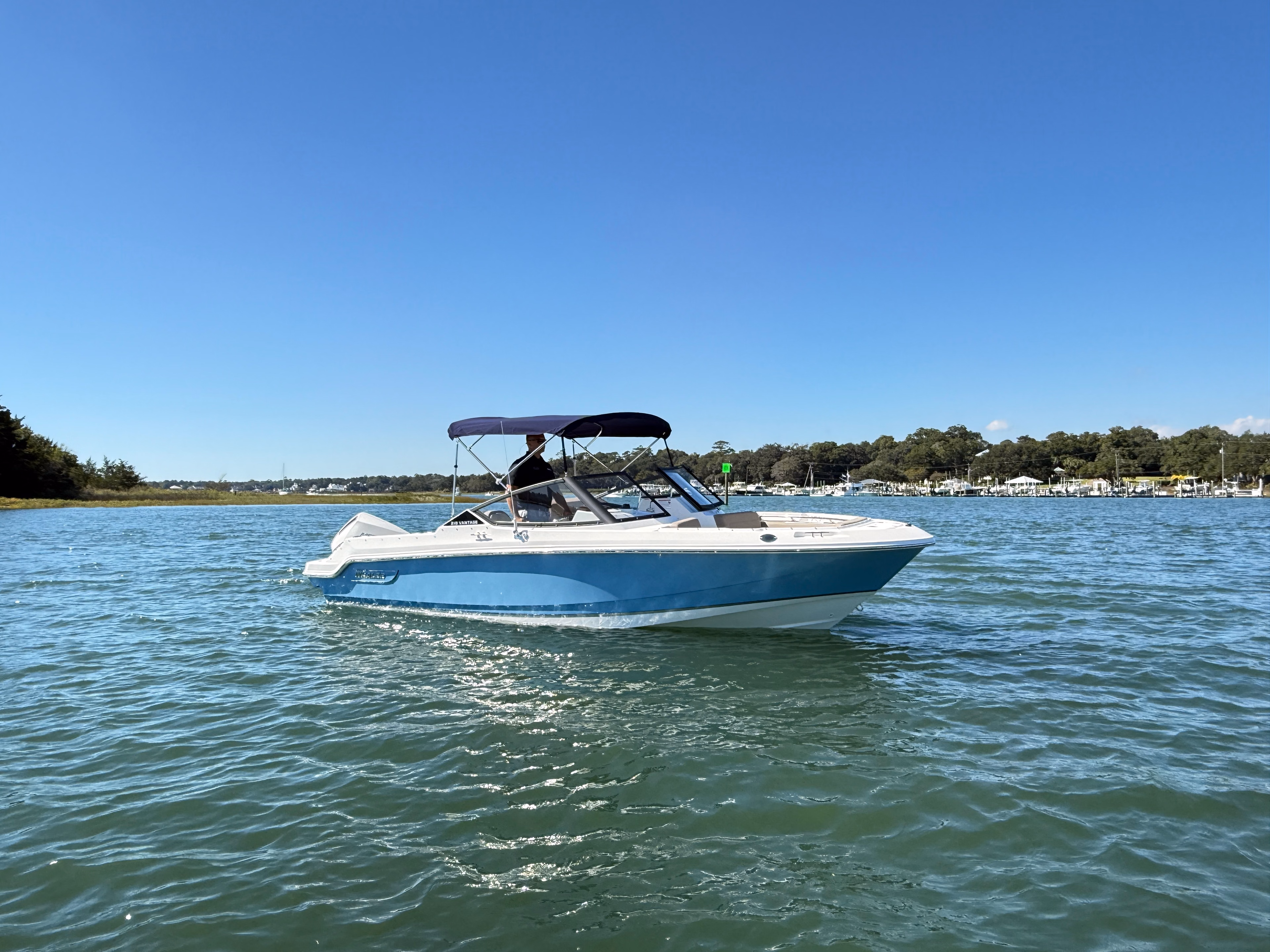 2027 Boston Whaler 210 Vantage