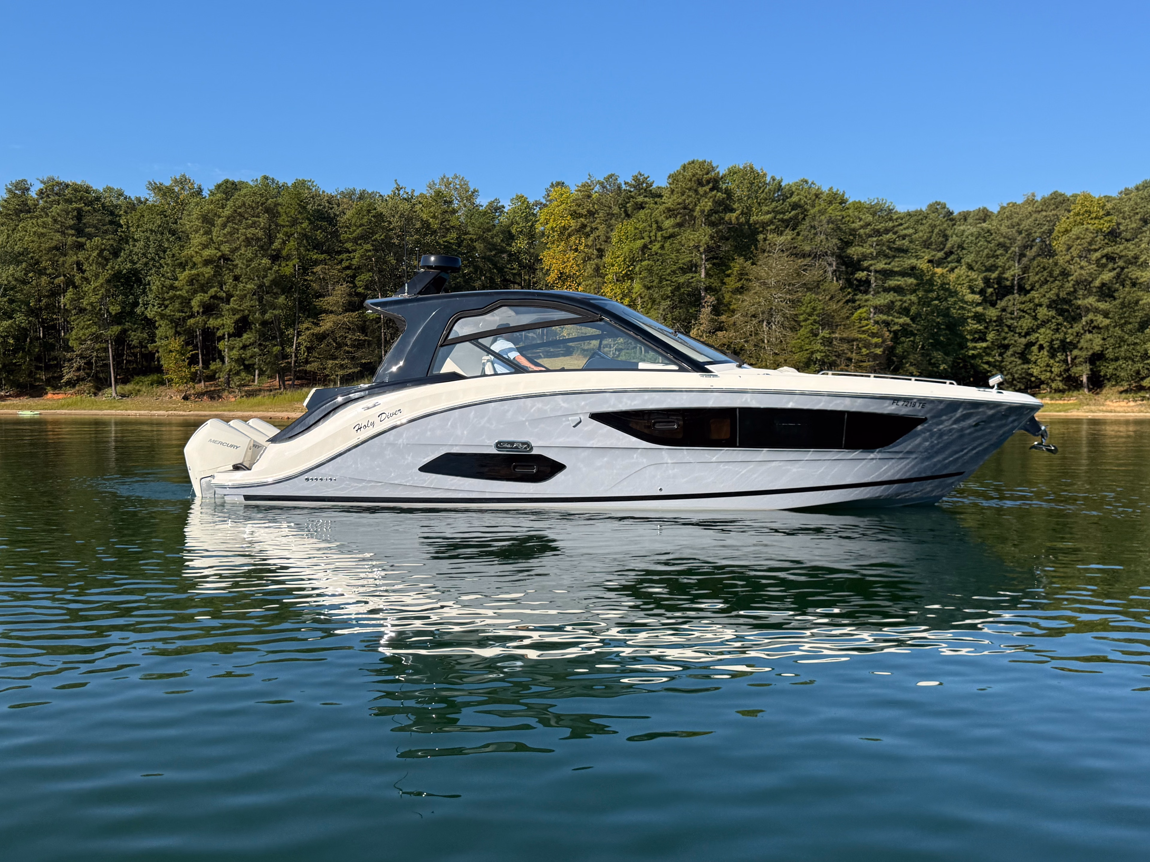 2022 Sea Ray Sundancer 370 Outboard