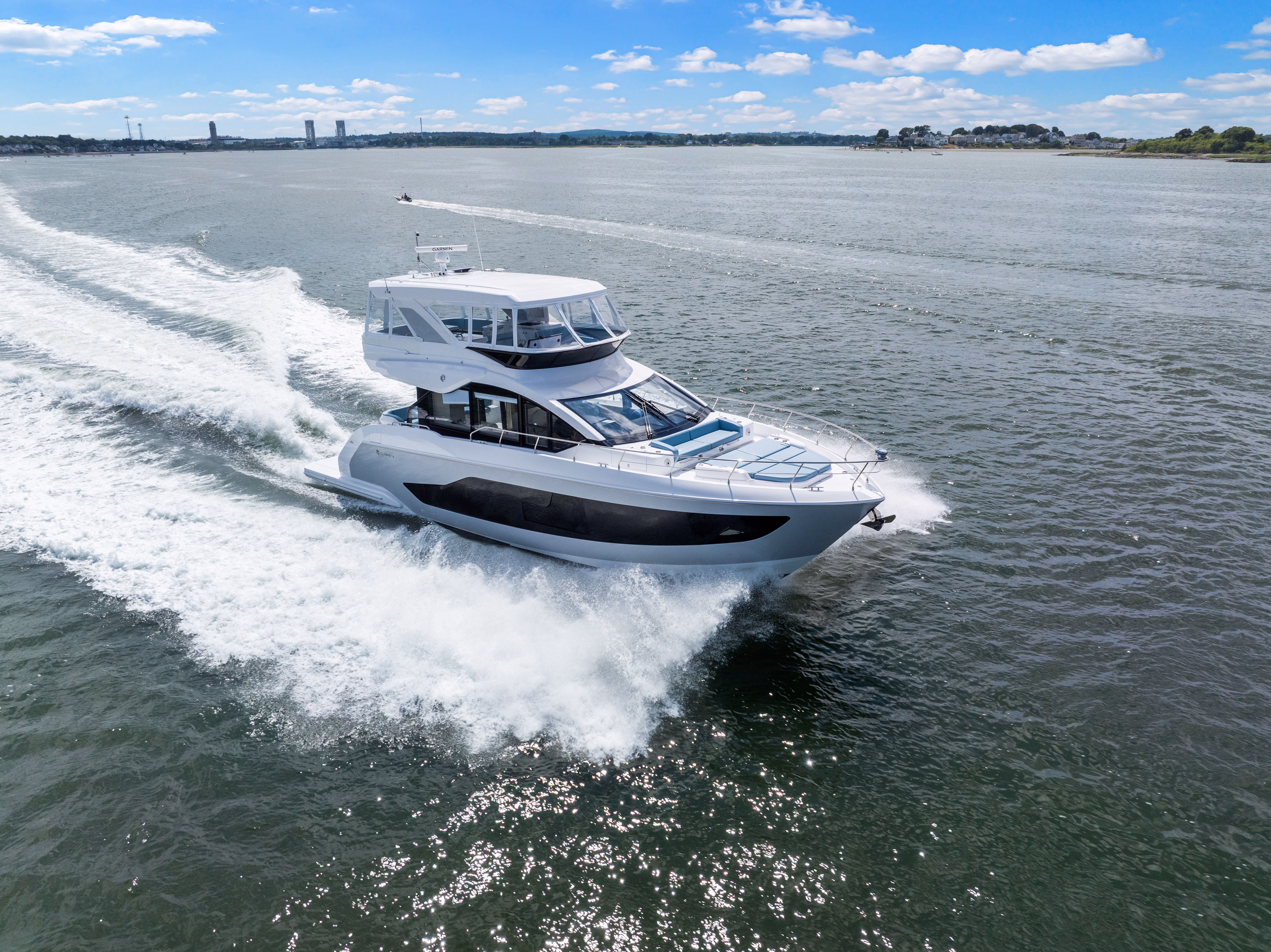 2026 Cruisers Yachts 57 FLY