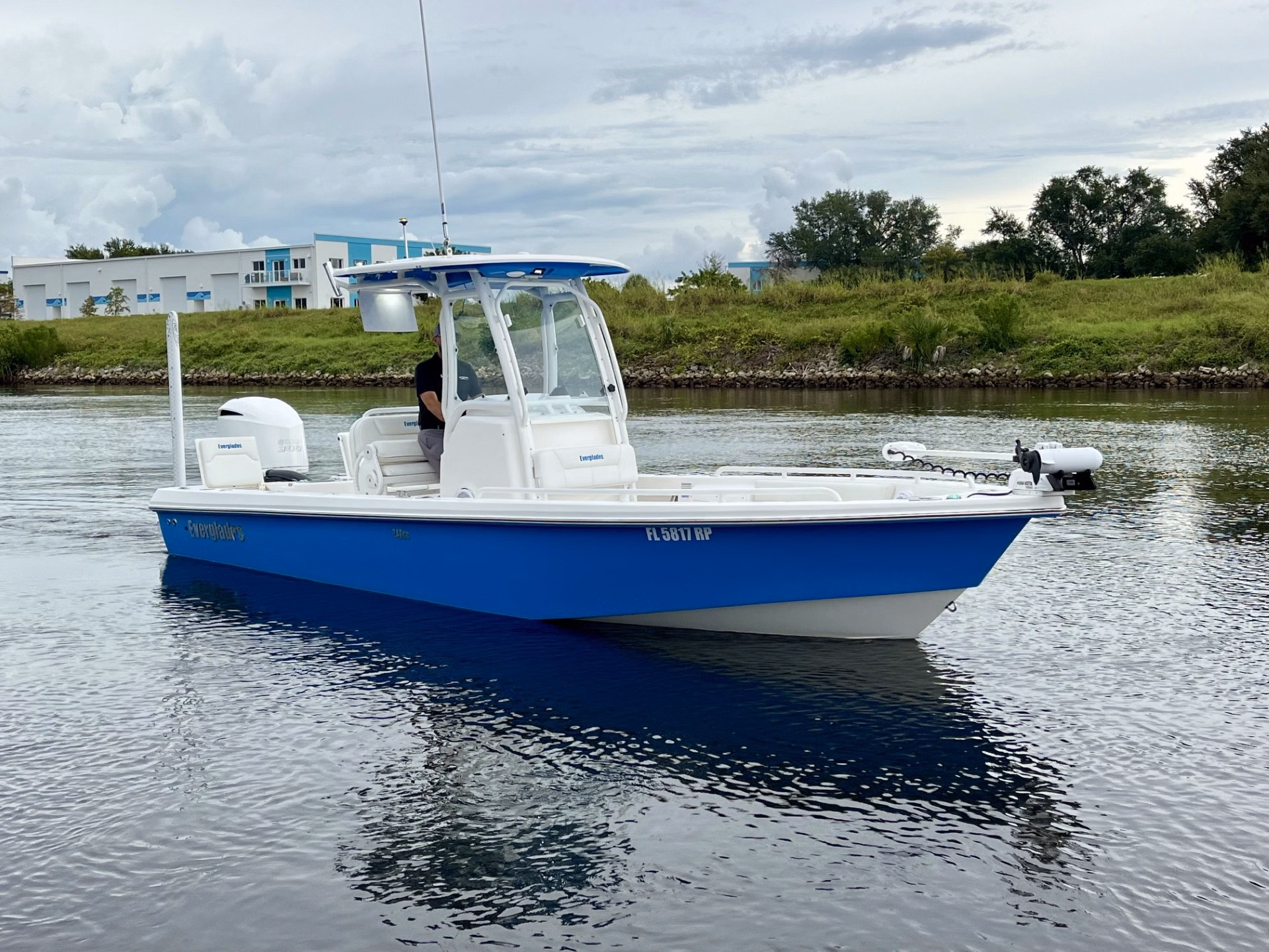 2017 Everglades Boats 243CC 