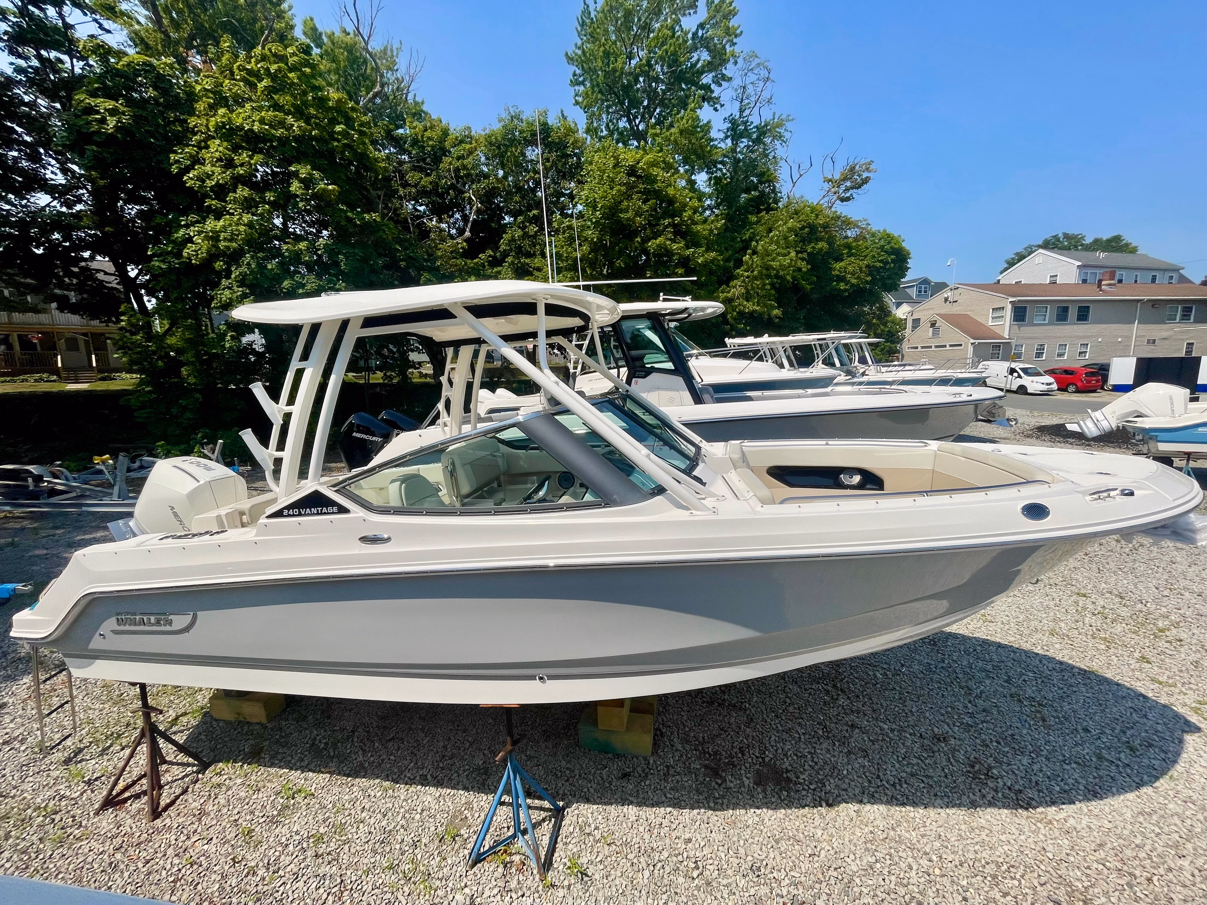 2026 Boston Whaler 240 Vantage
