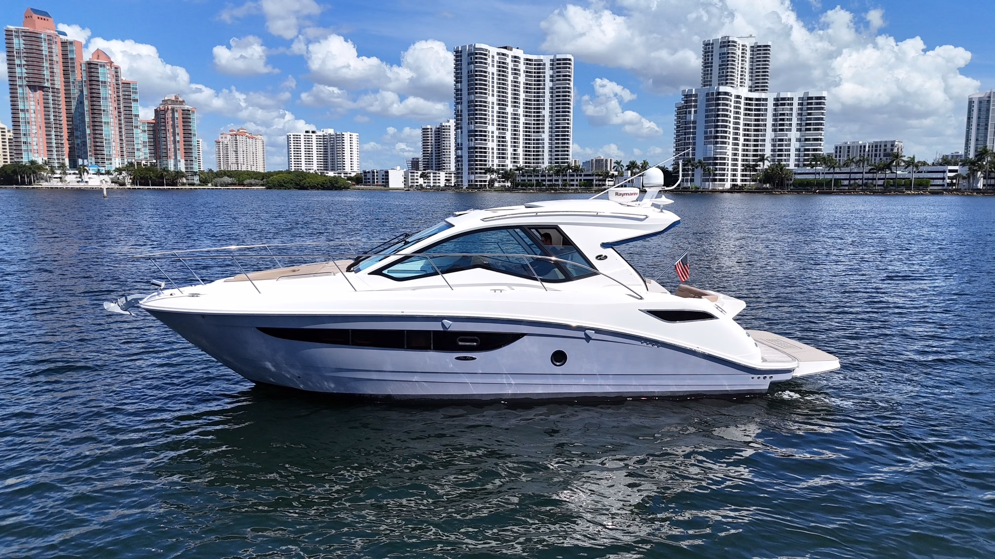 2017 Sea Ray Sundancer 350 Coupe