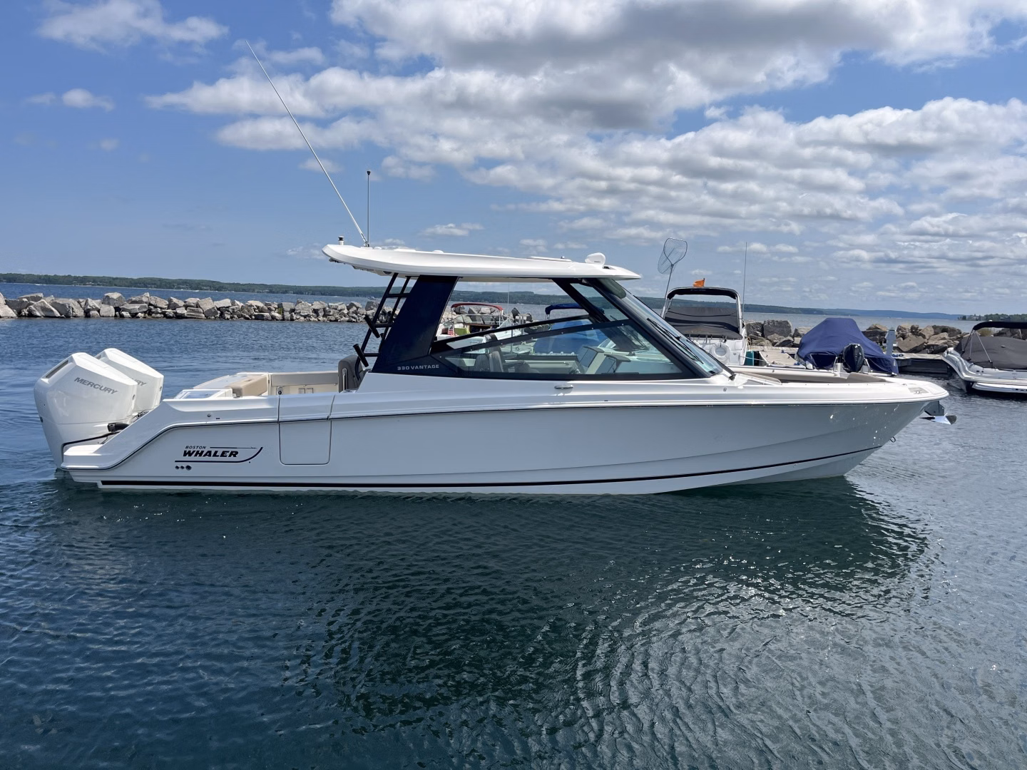 2025 Boston Whaler 330 Vantage