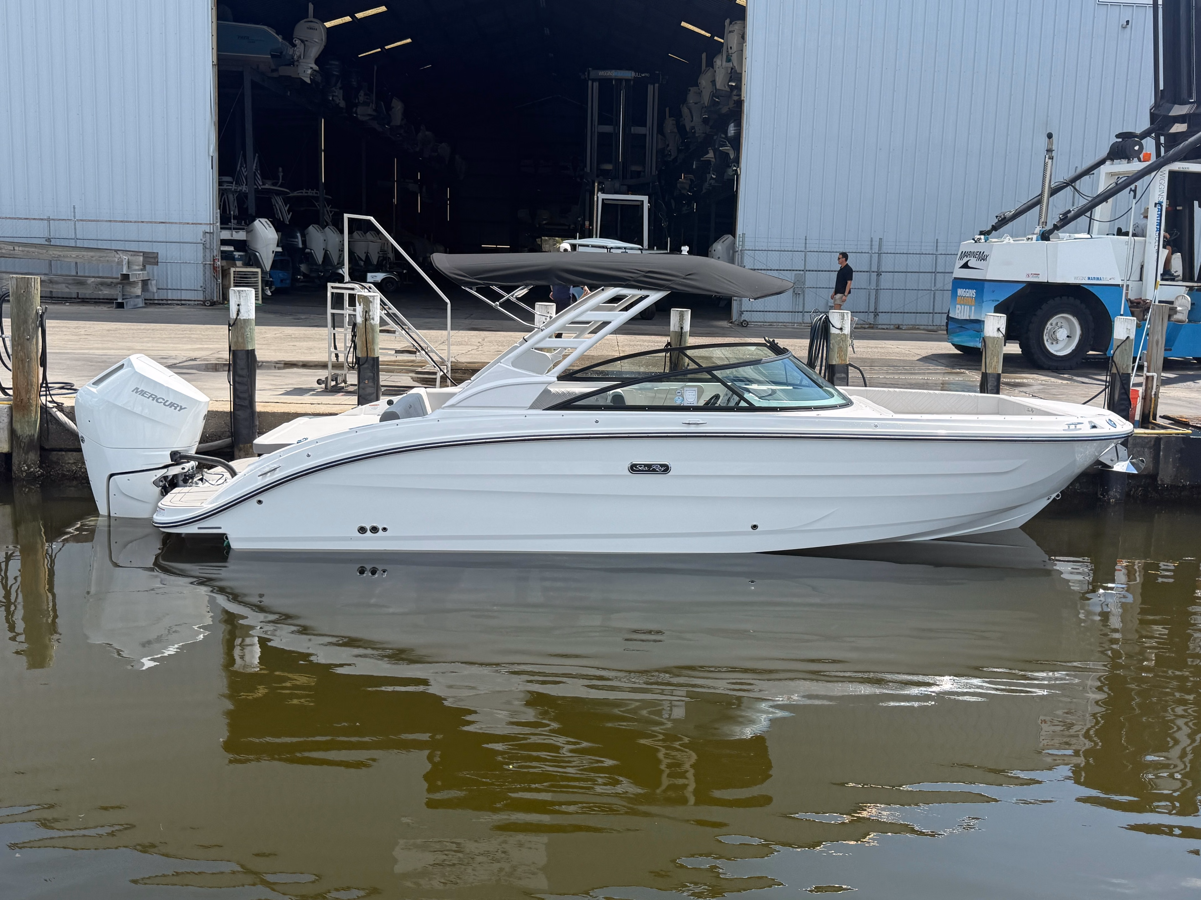 2027 Sea Ray SDX 270 Outboard