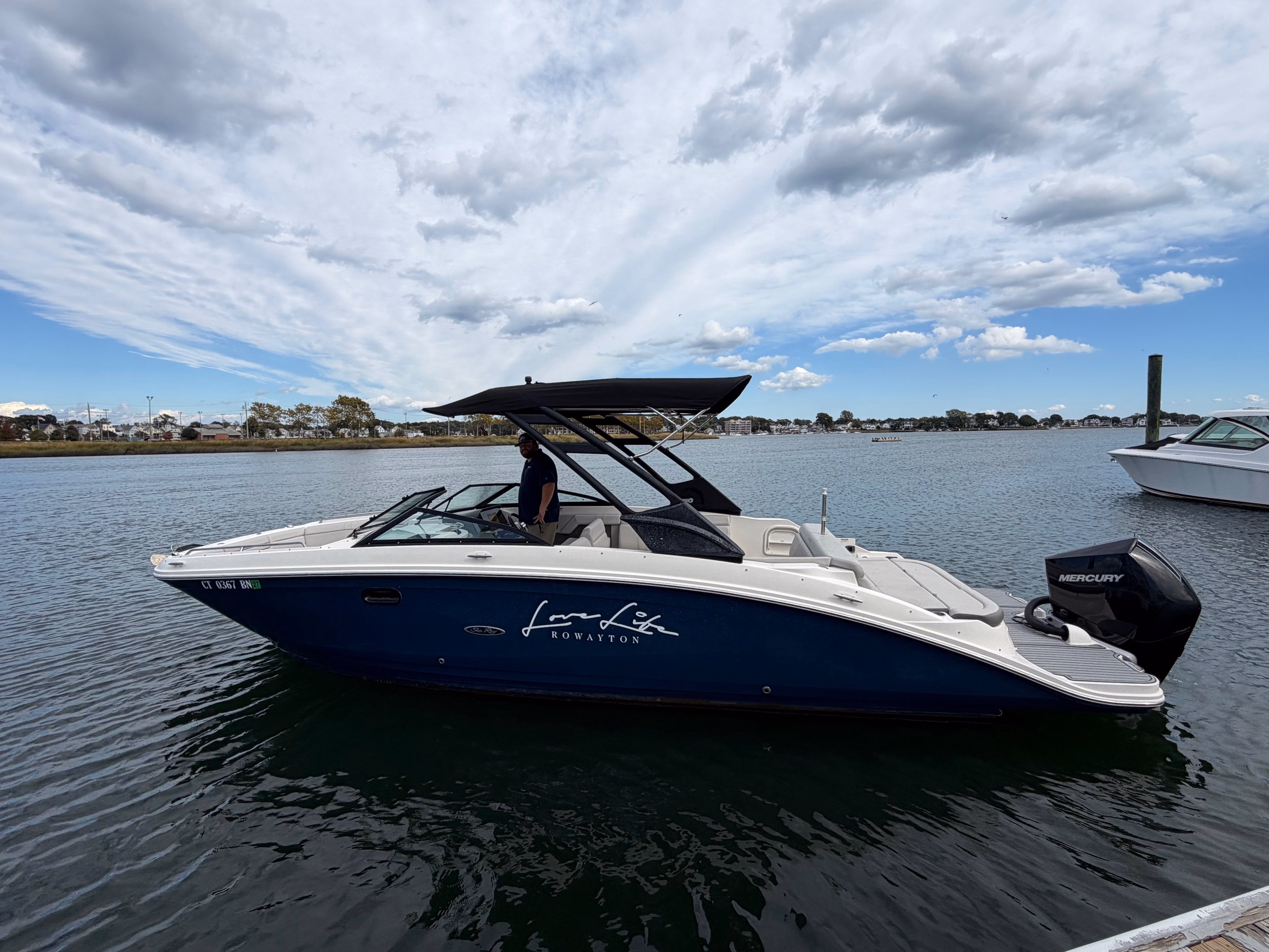 2021 Sea Ray SDX 270 Outboard