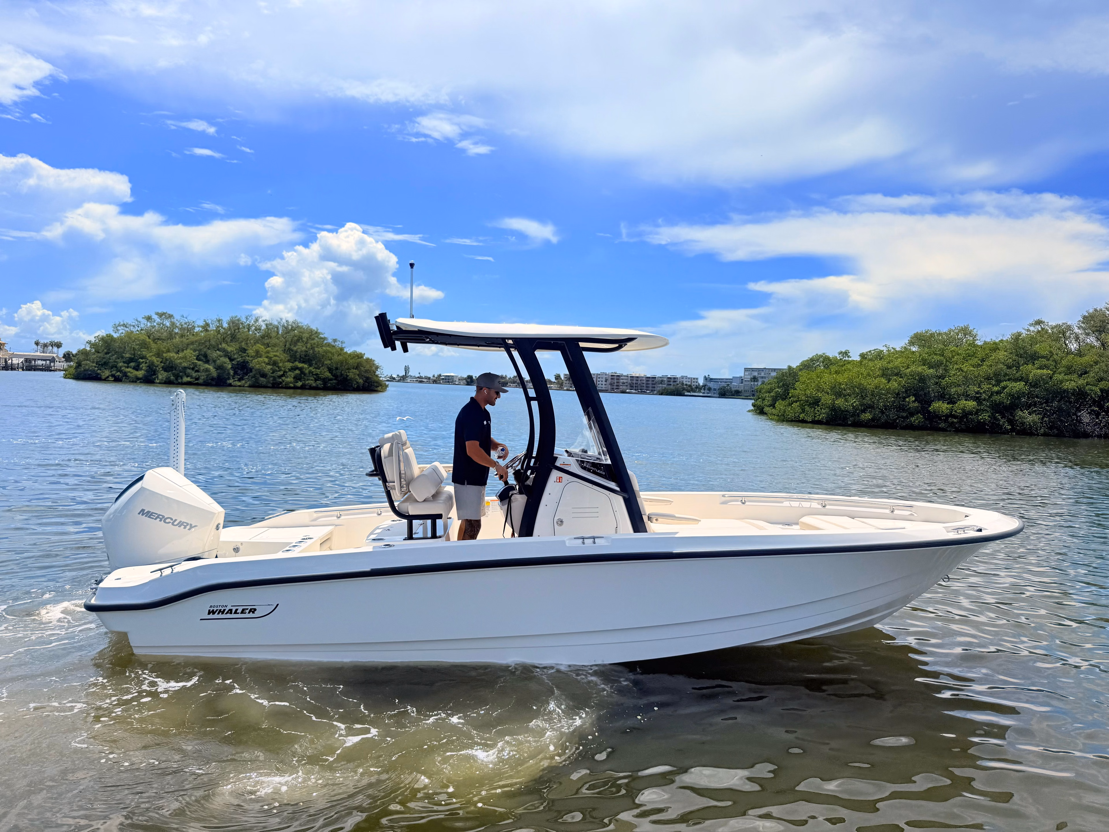 2027 Boston Whaler 220 Dauntless